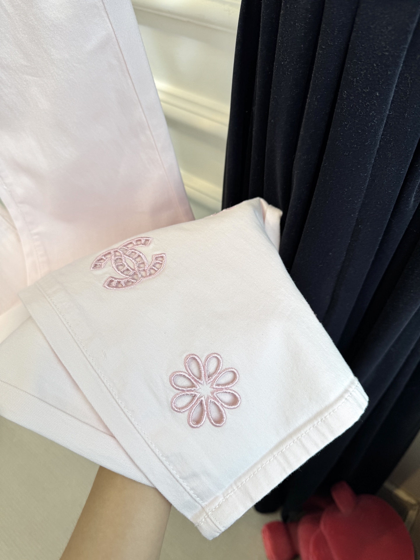 独家款原单品质，超薄牛仔棉，夏天穿无压力！！
chan*微喇刺绣镂空牛仔裤，漫画腿即视感高街时髦炸街神器