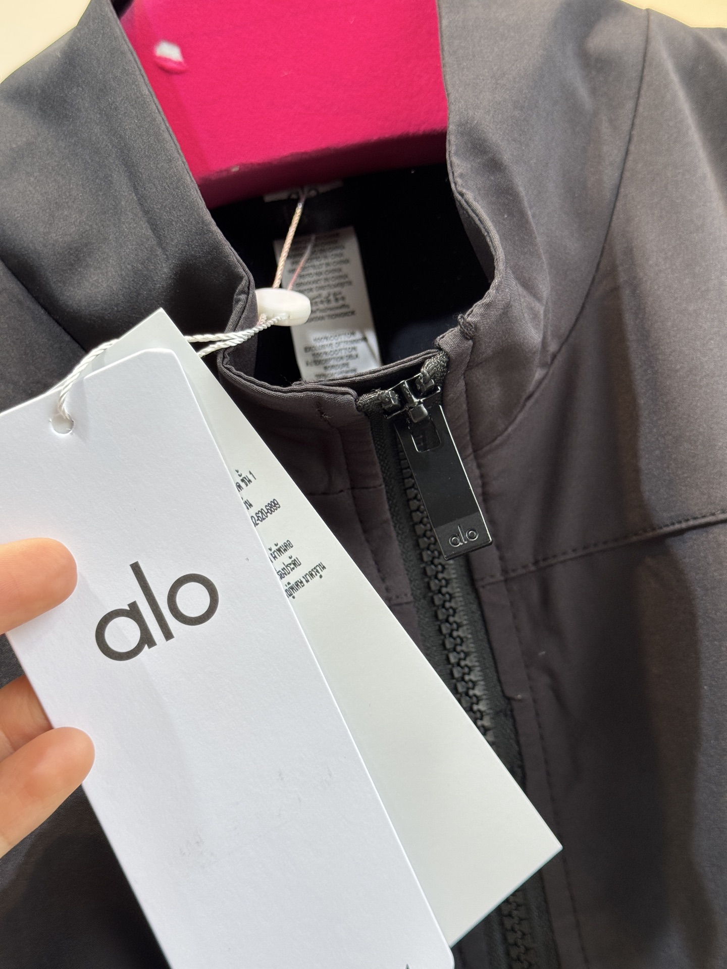 alo25ss防晒外套环保再生尼龙材质 质感光泽 微挺有型 翻领拉链飞行夹克外套宽松休闲剪裁 勾勒轮廓更