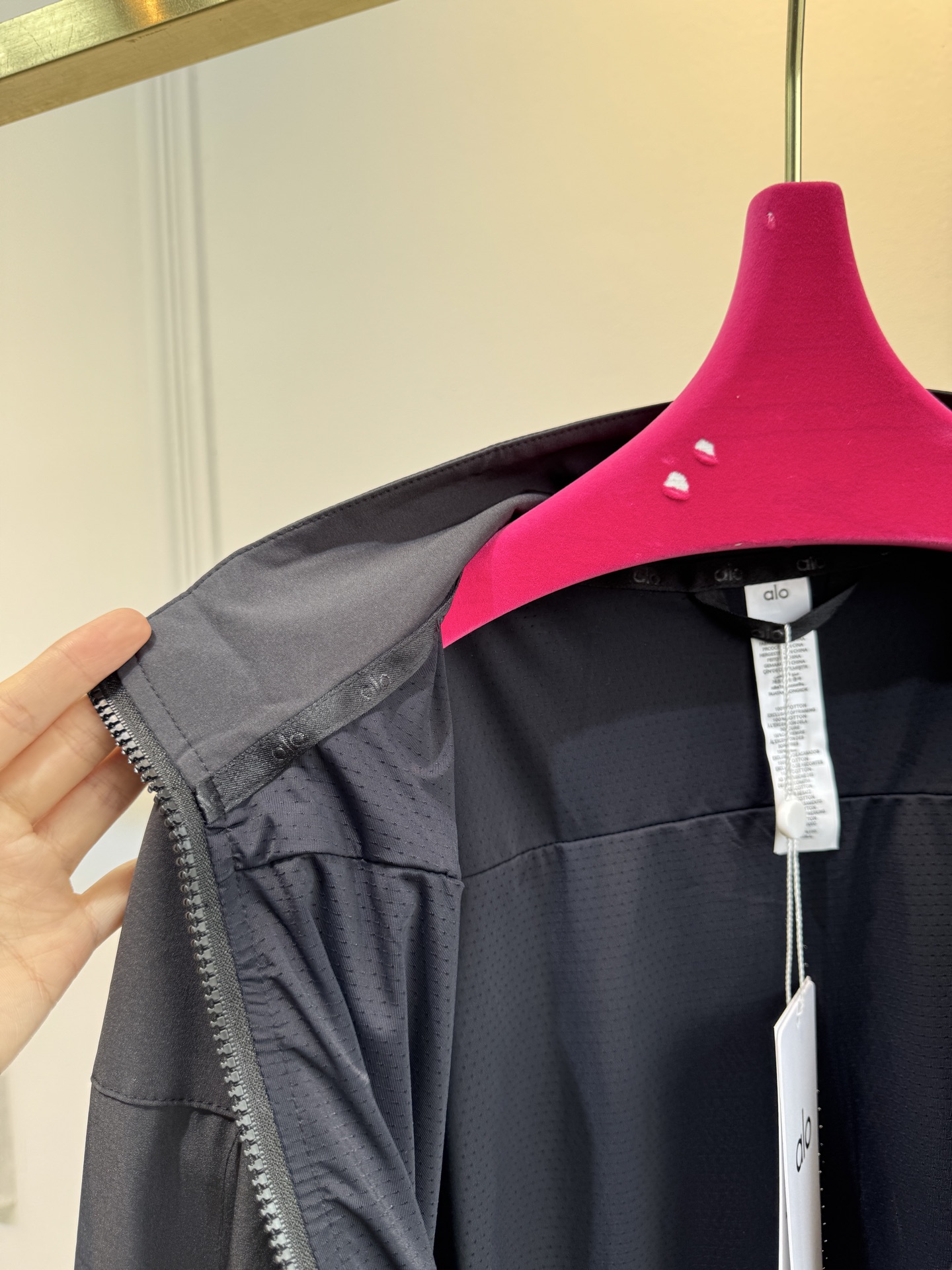 alo25ss防晒外套环保再生尼龙材质 质感光泽 微挺有型 翻领拉链飞行夹克外套宽松休闲剪裁 勾勒轮廓更