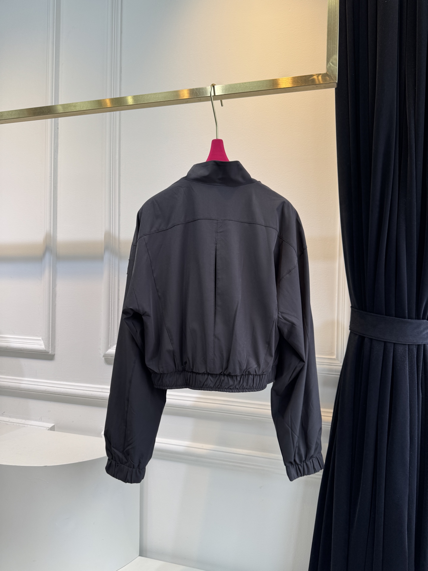 alo25ss防晒外套环保再生尼龙材质 质感光泽 微挺有型 翻领拉链飞行夹克外套宽松休闲剪裁 勾勒轮廓更