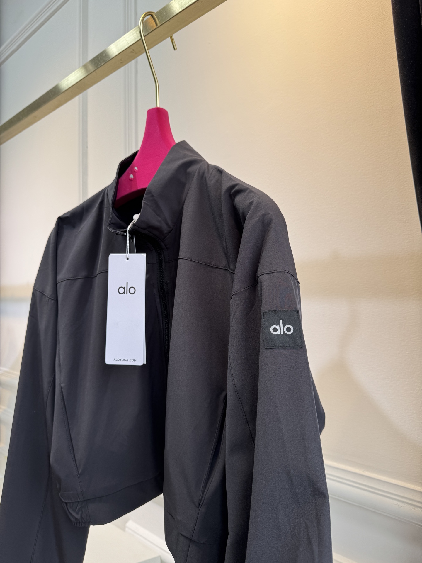 alo25ss防晒外套环保再生尼龙材质 质感光泽 微挺有型 翻领拉链飞行夹克外套宽松休闲剪裁 勾勒轮廓更