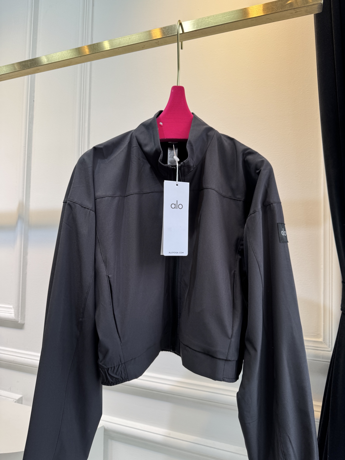 alo25ss防晒外套环保再生尼龙材质 质感光泽 微挺有型 翻领拉链飞行夹克外套宽松休闲剪裁 勾勒轮廓更