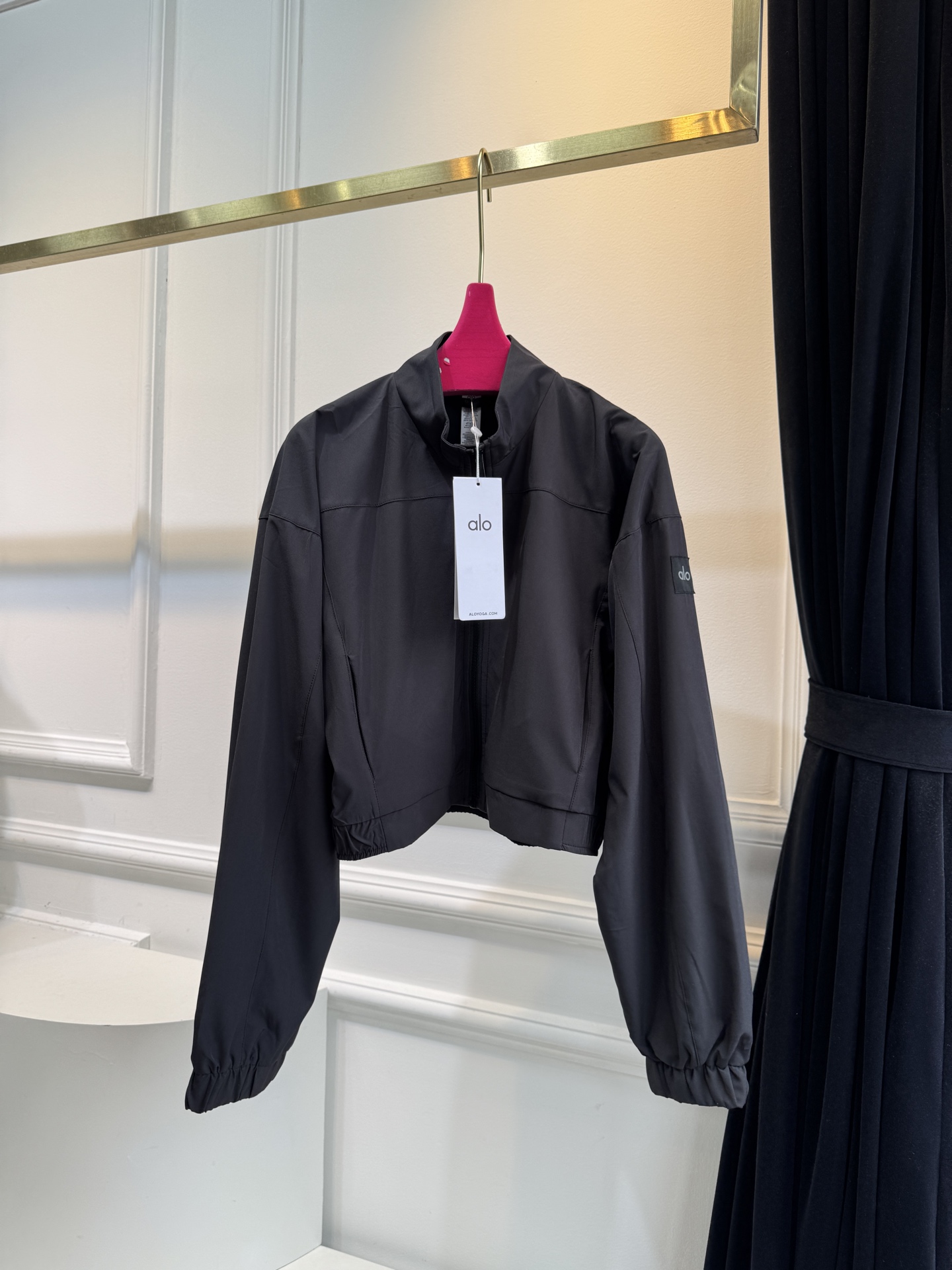 alo25ss防晒外套环保再生尼龙材质 质感光泽 微挺有型 翻领拉链飞行夹克外套宽松休闲剪裁 勾勒轮廓更