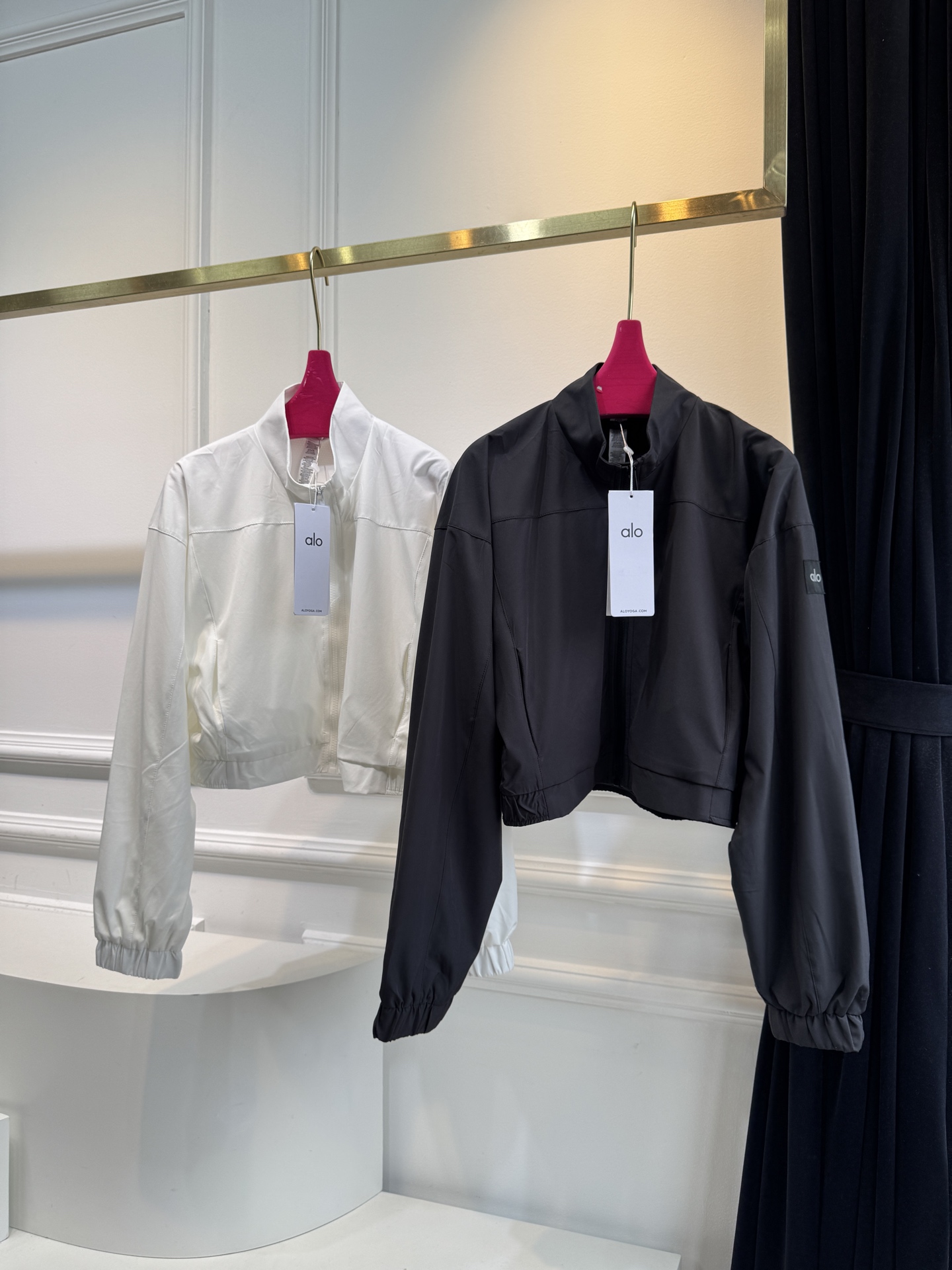 alo25ss防晒外套环保再生尼龙材质 质感光泽 微挺有型 翻领拉链飞行夹克外套宽松休闲剪裁 勾勒轮廓更