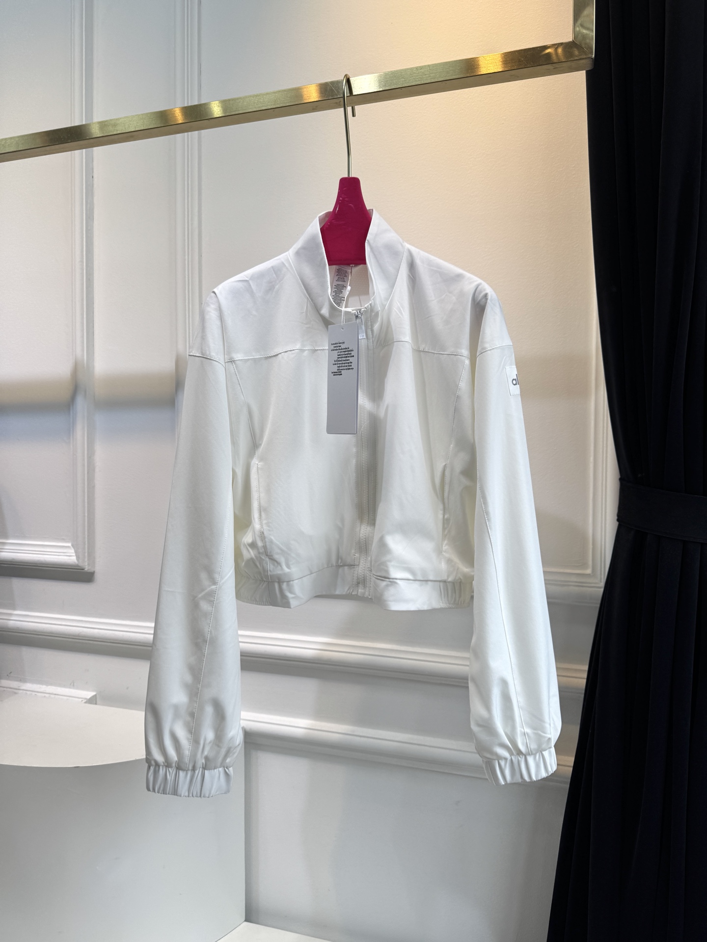 alo25ss防晒外套环保再生尼龙材质 质感光泽 微挺有型 翻领拉链飞行夹克外套宽松休闲剪裁 勾勒轮廓更