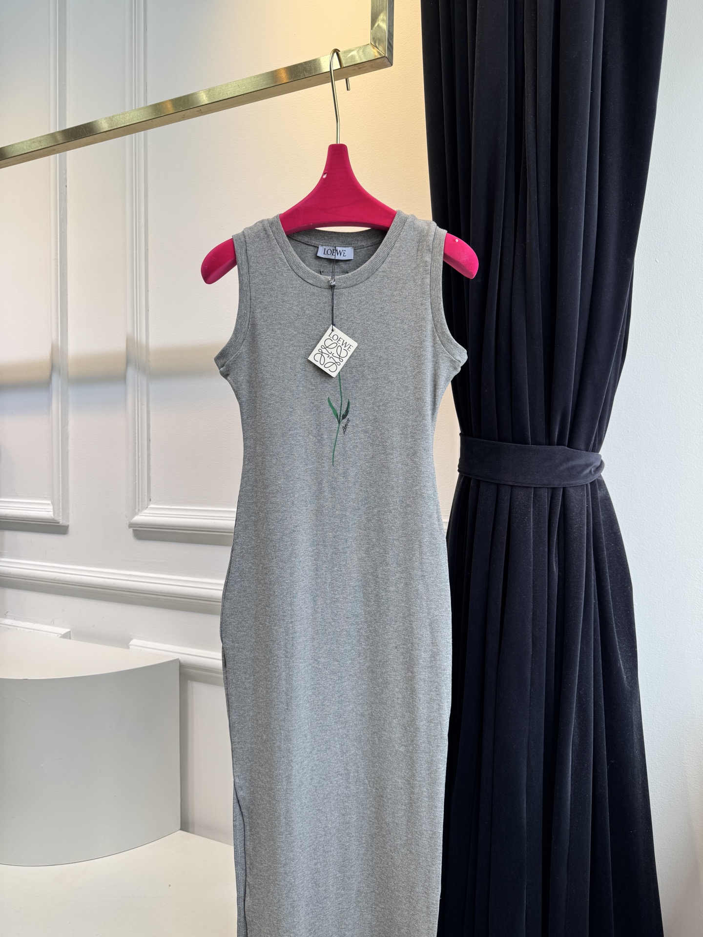  loe25ss薰衣草印花背心连衣裙 巨凸显气质的一款单品，高订弹力面料，完美身材呈现 裙装是季节给女孩