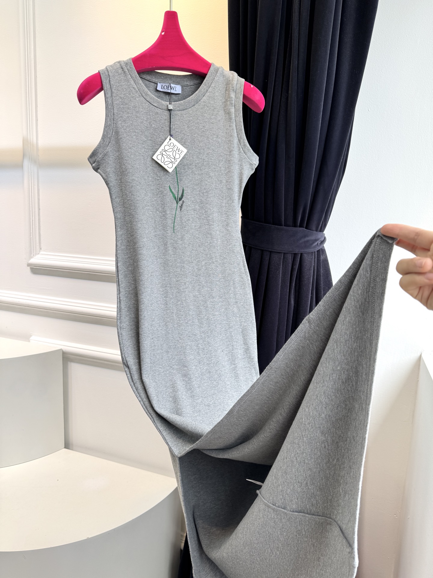  loe25ss薰衣草印花背心连衣裙 巨凸显气质的一款单品，高订弹力面料，完美身材呈现 裙装是季节给女孩