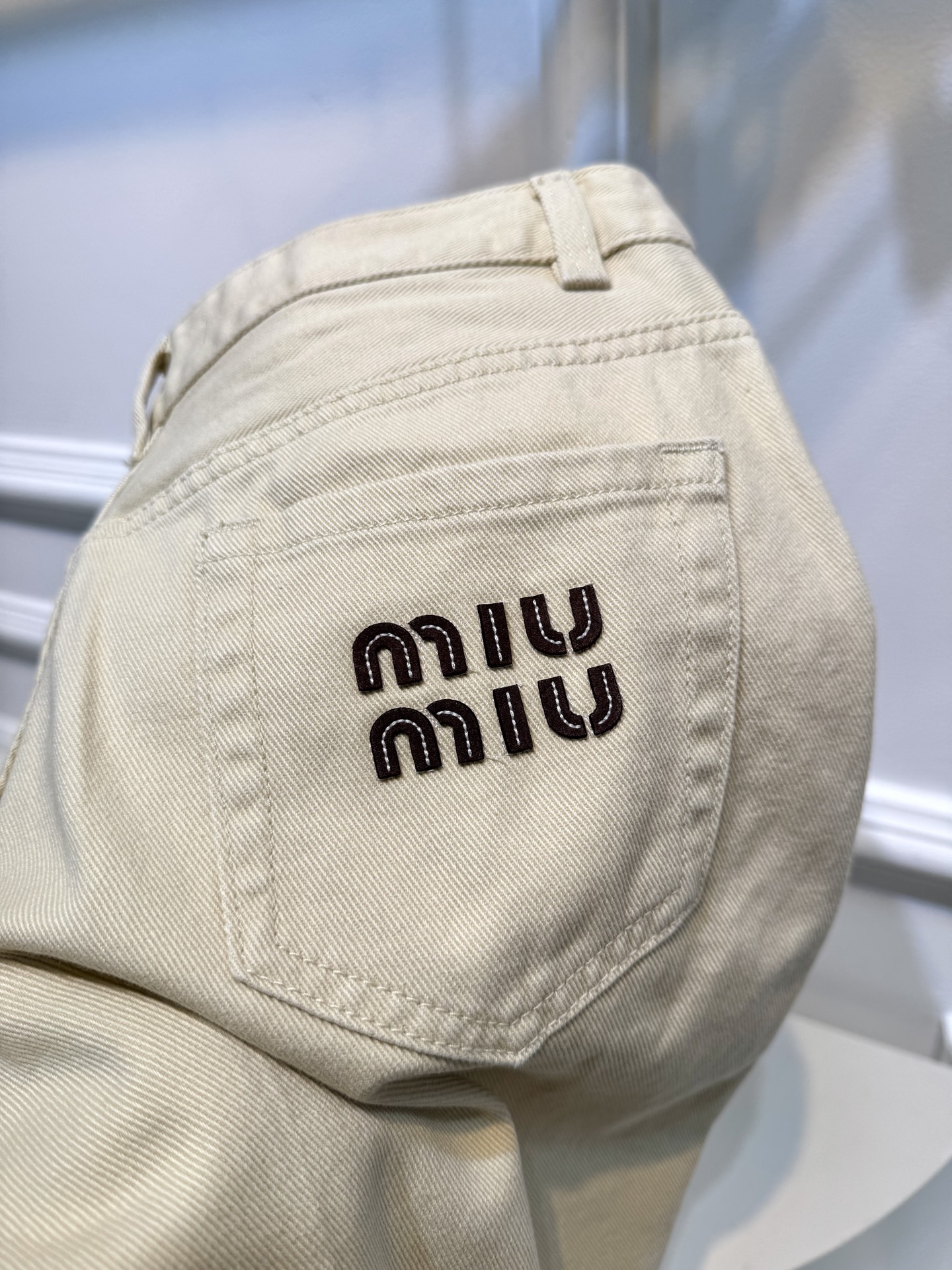 miu 皮标牛仔五分短裤 时尚又好穿的牛仔短裤，真的是永不过时的单品~高腰设计凸显纤细腰线，同时优化腰臀