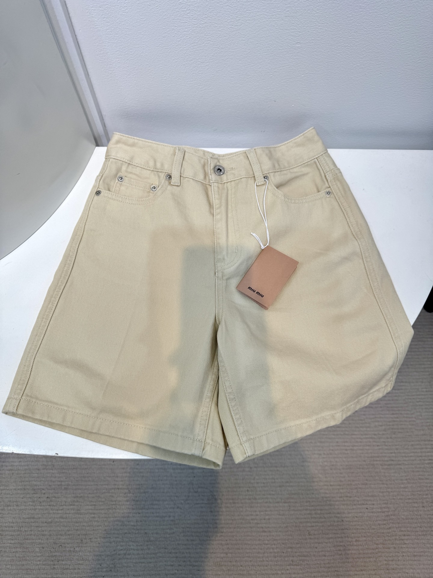 miu 皮标牛仔五分短裤 时尚又好穿的牛仔短裤，真的是永不过时的单品~高腰设计凸显纤细腰线，同时优化腰臀