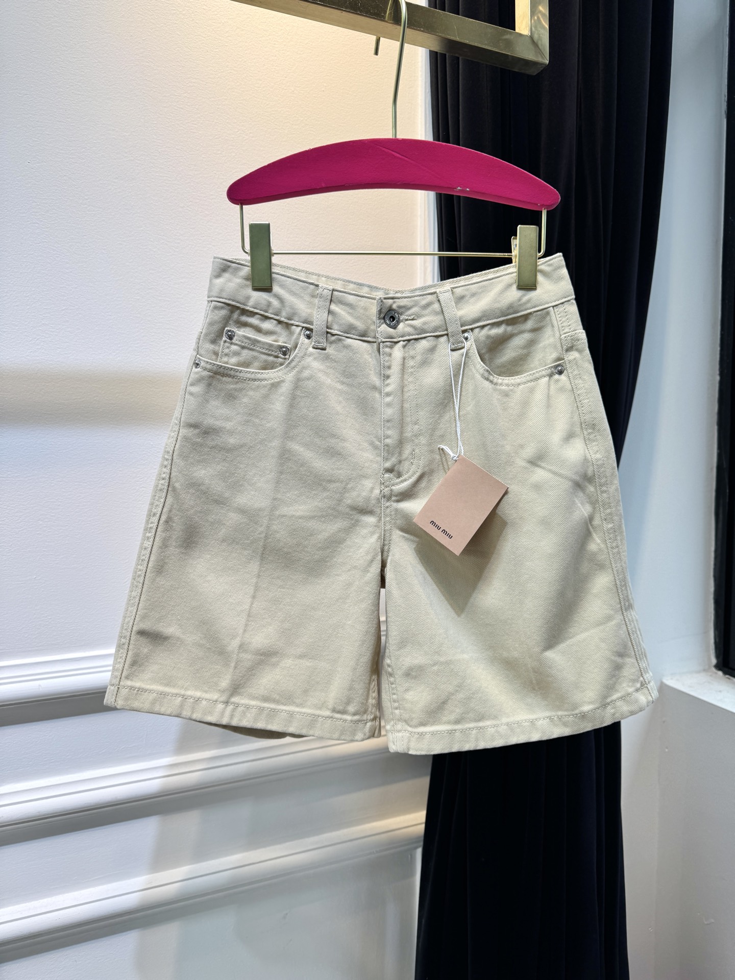 miu 皮标牛仔五分短裤 时尚又好穿的牛仔短裤，真的是永不过时的单品~高腰设计凸显纤细腰线，同时优化腰臀