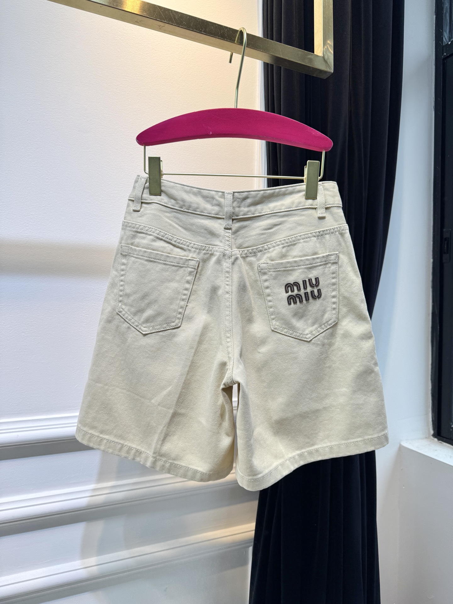 miu 皮标牛仔五分短裤 时尚又好穿的牛仔短裤，真的是永不过时的单品~高腰设计凸显纤细腰线，同时优化腰臀
