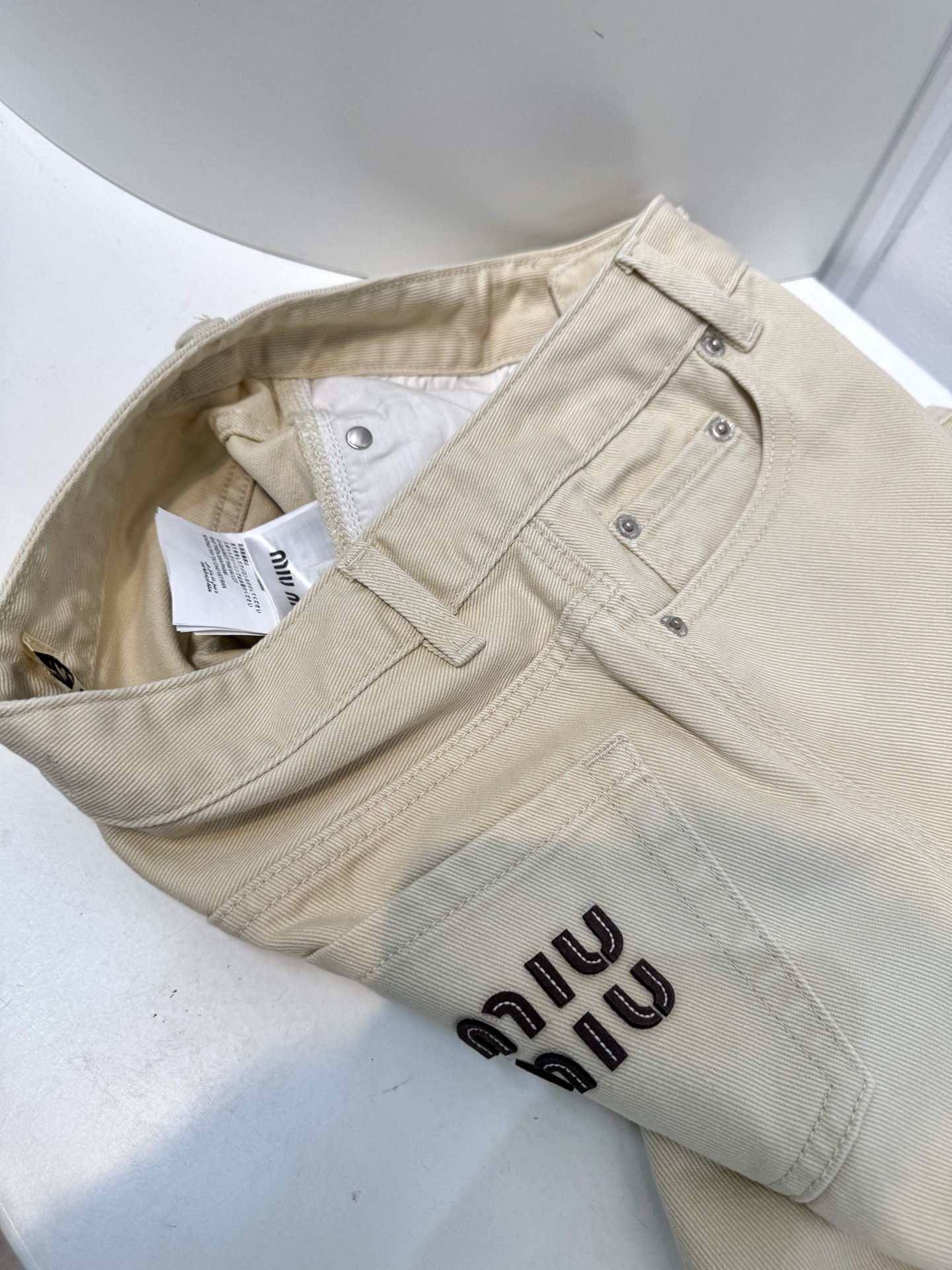 miu 皮标牛仔五分短裤 时尚又好穿的牛仔短裤，真的是永不过时的单品~高腰设计凸显纤细腰线，同时优化腰臀