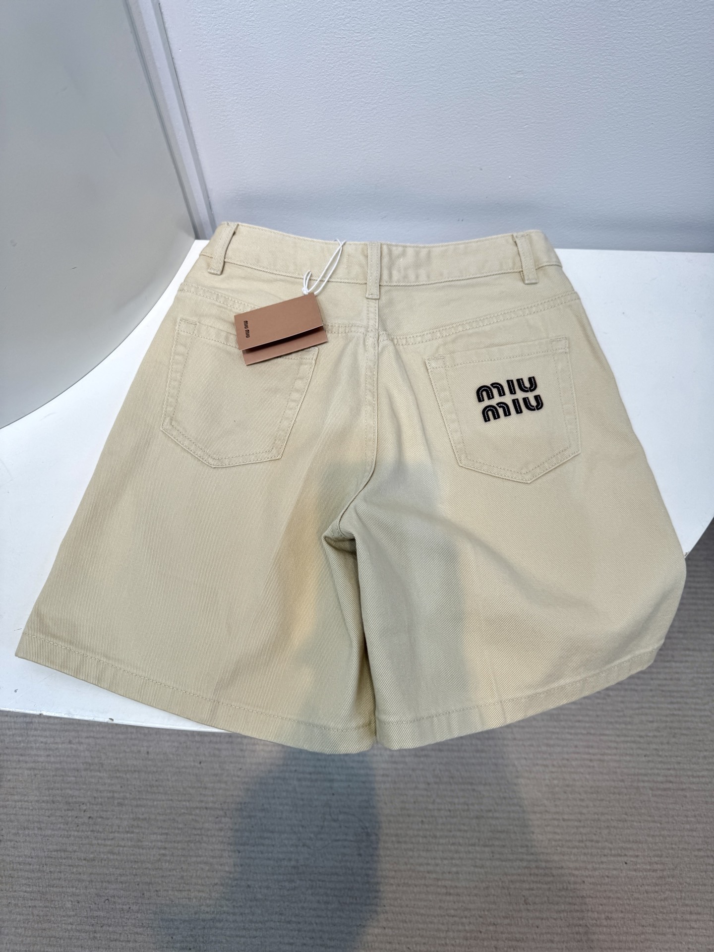 miu 皮标牛仔五分短裤 时尚又好穿的牛仔短裤，真的是永不过时的单品~高腰设计凸显纤细腰线，同时优化腰臀