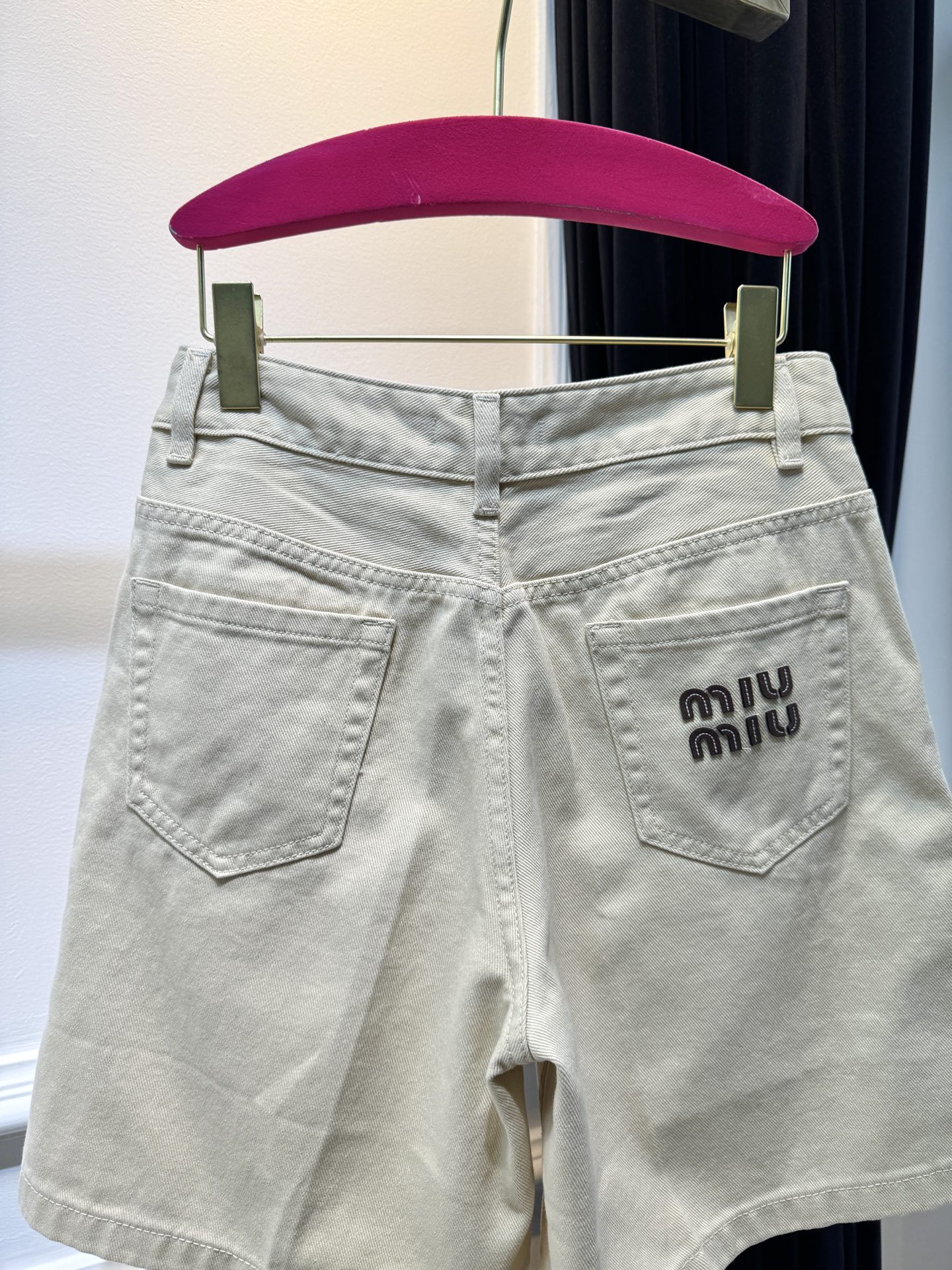 miu 皮标牛仔五分短裤 时尚又好穿的牛仔短裤，真的是永不过时的单品~高腰设计凸显纤细腰线，同时优化腰臀