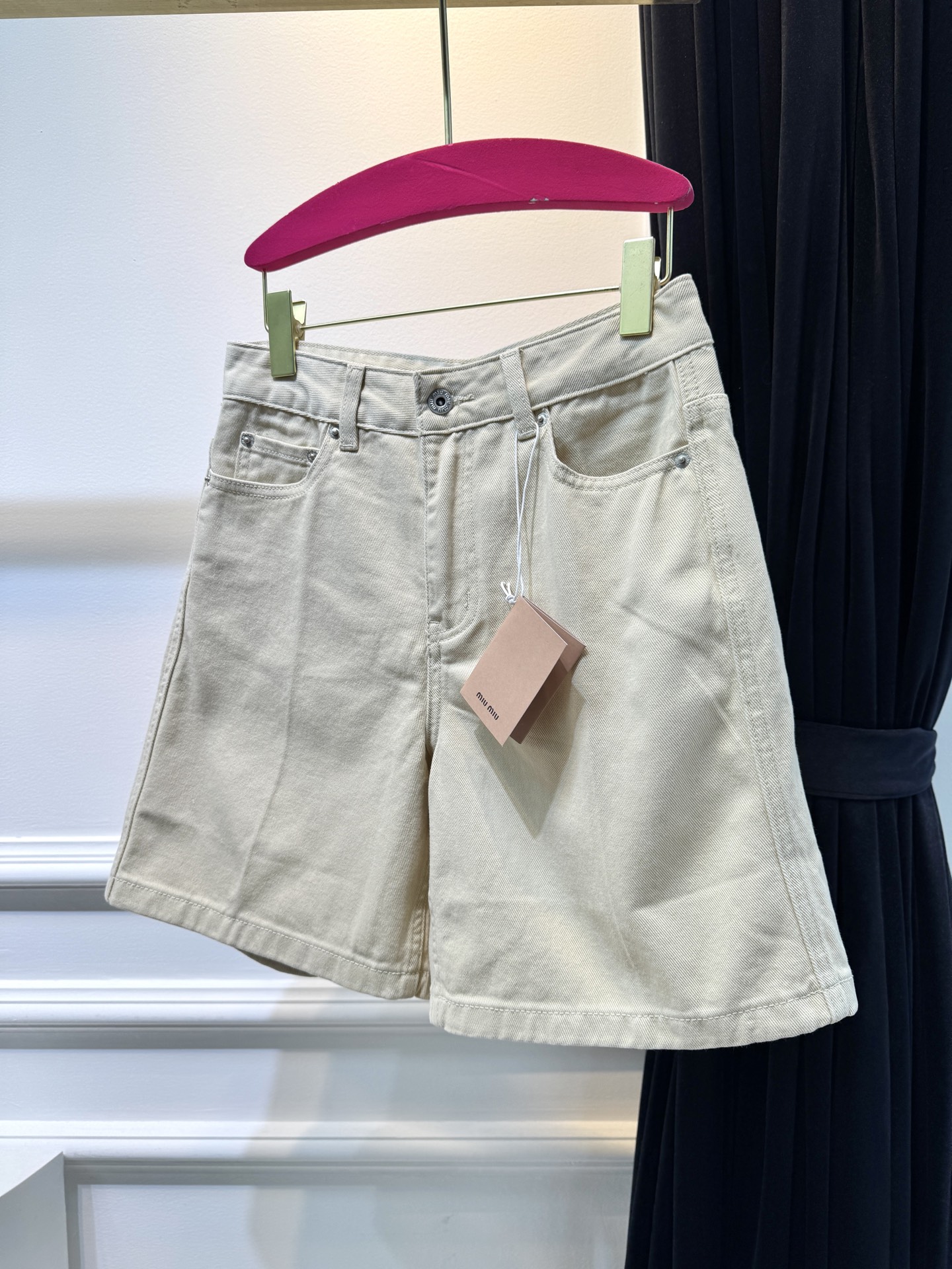 miu 皮标牛仔五分短裤 时尚又好穿的牛仔短裤，真的是永不过时的单品~高腰设计凸显纤细腰线，同时优化腰臀