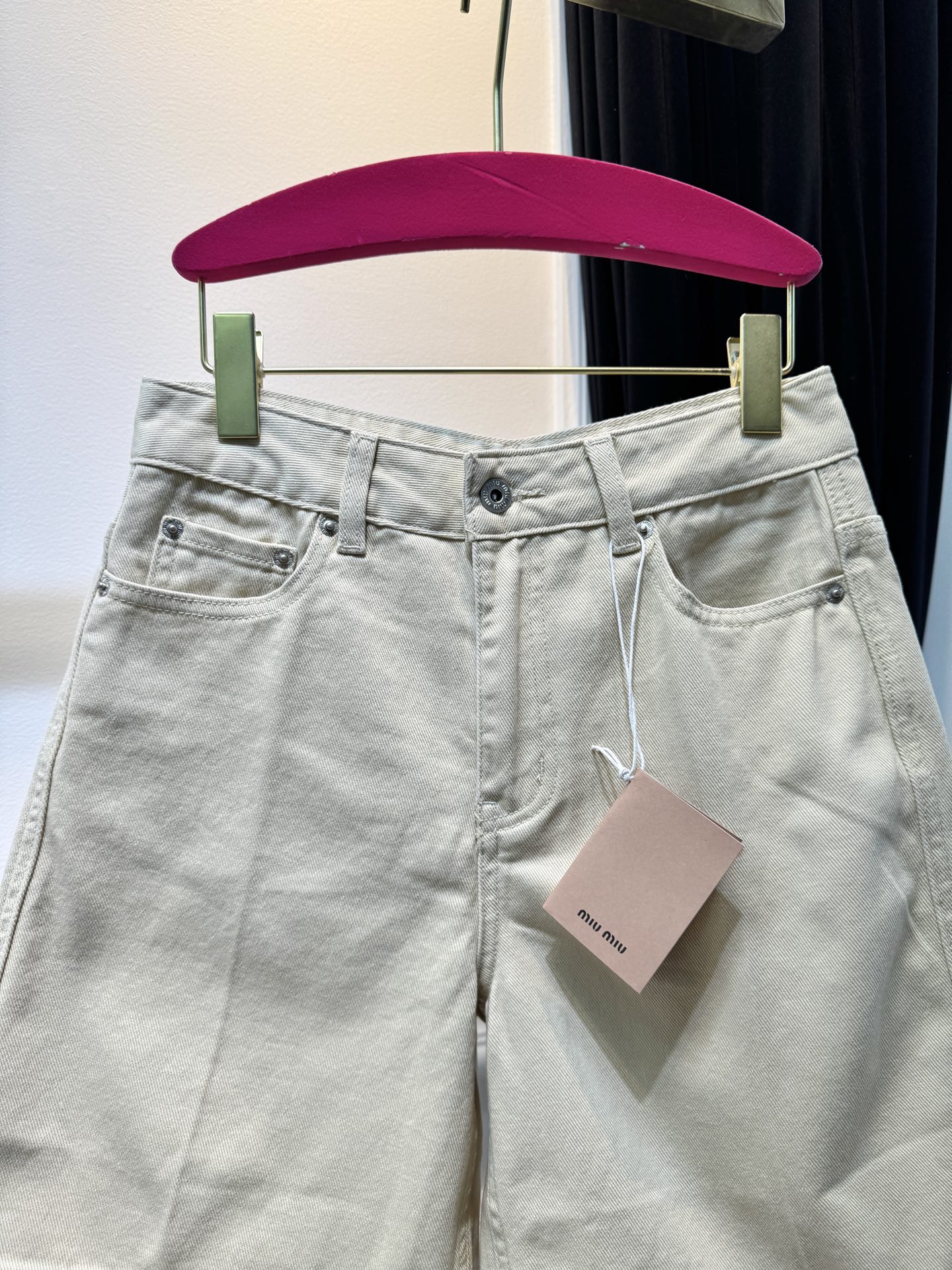 miu 皮标牛仔五分短裤 时尚又好穿的牛仔短裤，真的是永不过时的单品~高腰设计凸显纤细腰线，同时优化腰臀