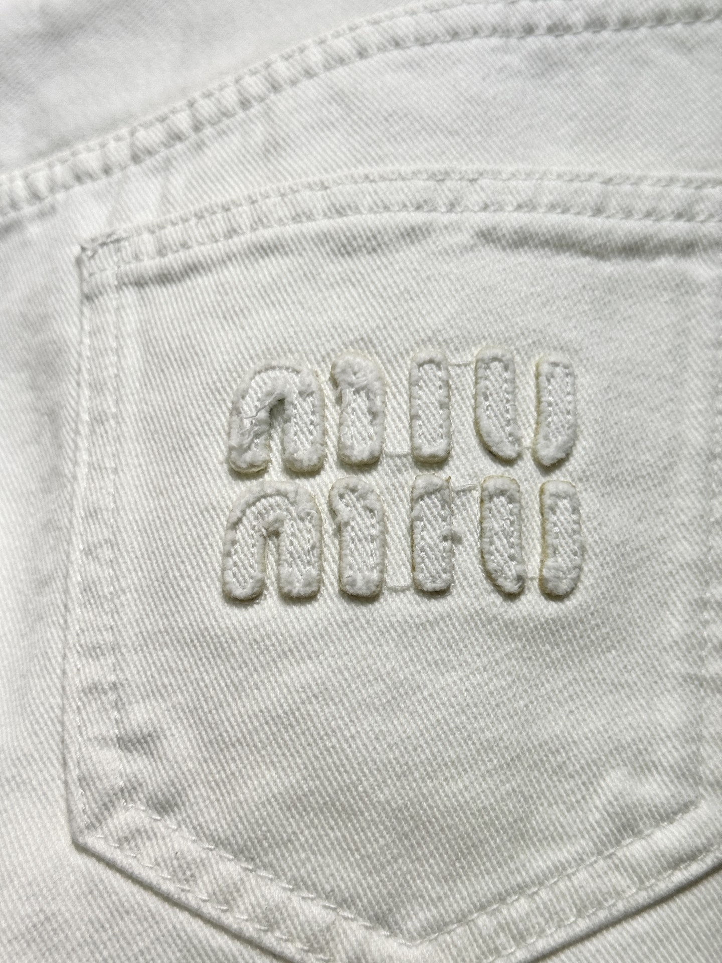 miu新款字母刺绣牛仔五分短裤慵懒范儿十足长期性穿搭主义必入系列，时尚又好穿的牛仔，选用纯棉面料，布面纹