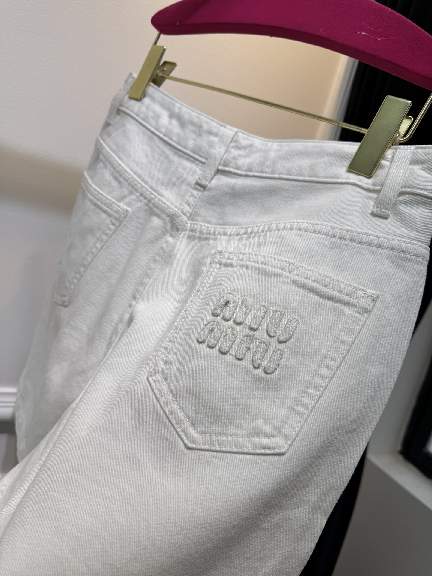 miu新款字母刺绣牛仔五分短裤慵懒范儿十足长期性穿搭主义必入系列，时尚又好穿的牛仔，选用纯棉面料，布面纹