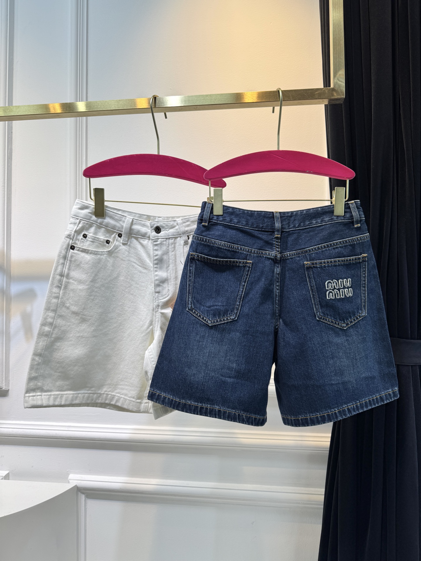 miu新款字母刺绣牛仔五分短裤慵懒范儿十足长期性穿搭主义必入系列，时尚又好穿的牛仔，选用纯棉面料，布面纹