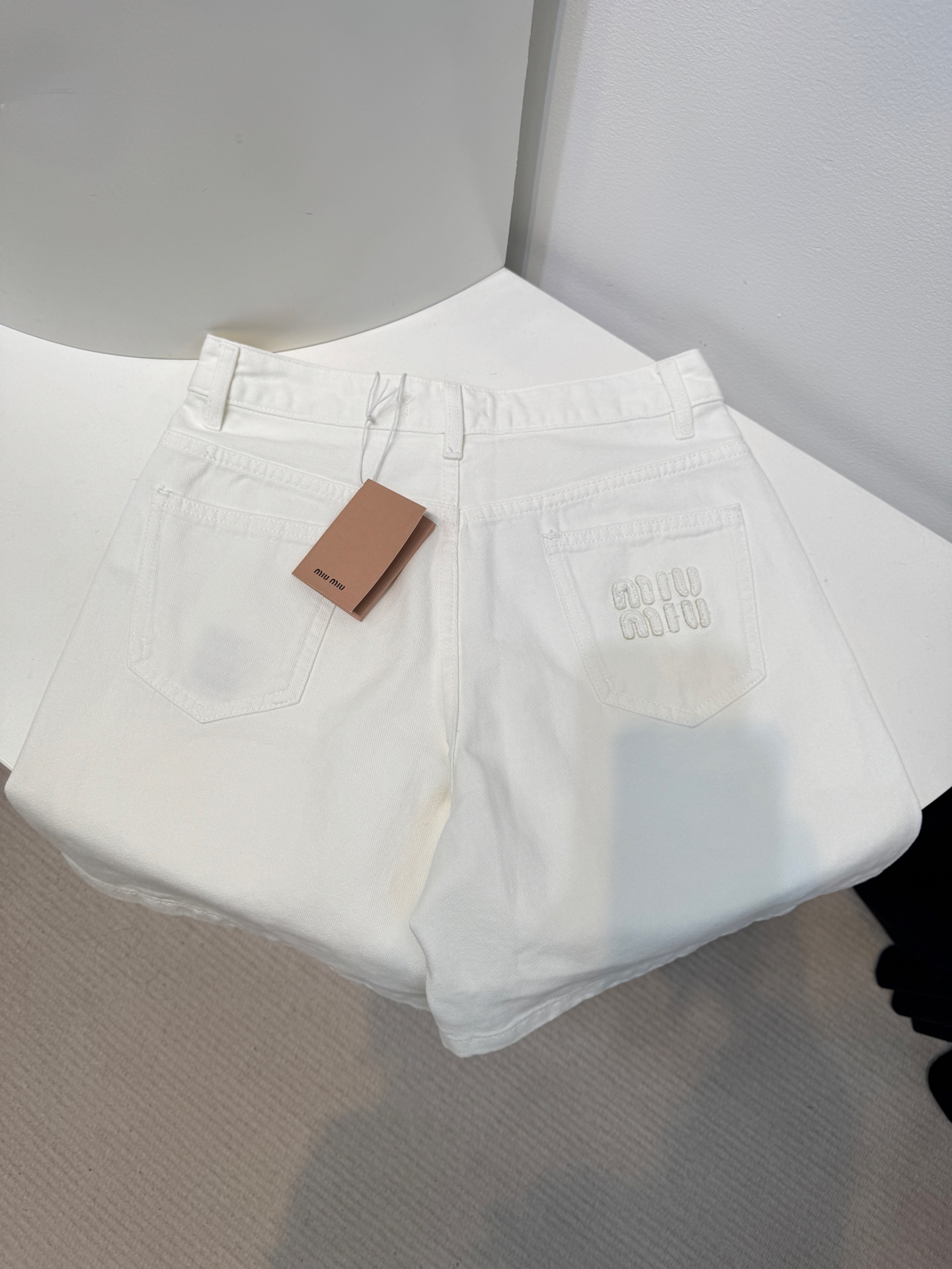 miu新款字母刺绣牛仔五分短裤慵懒范儿十足长期性穿搭主义必入系列，时尚又好穿的牛仔，选用纯棉面料，布面纹