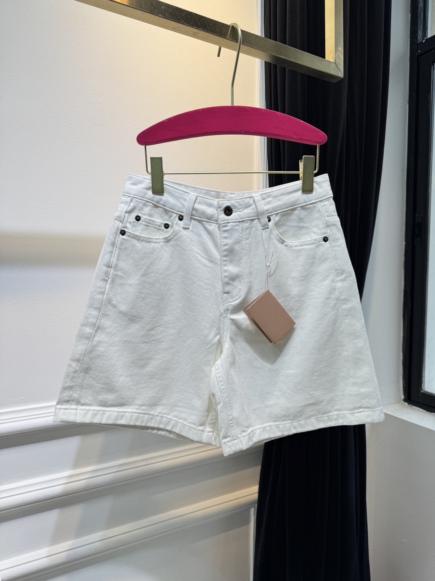 miu新款字母刺绣牛仔五分短裤慵懒范儿十足长期性穿搭主义必入系列，时尚又好穿的牛仔，选用纯棉面料，布面纹