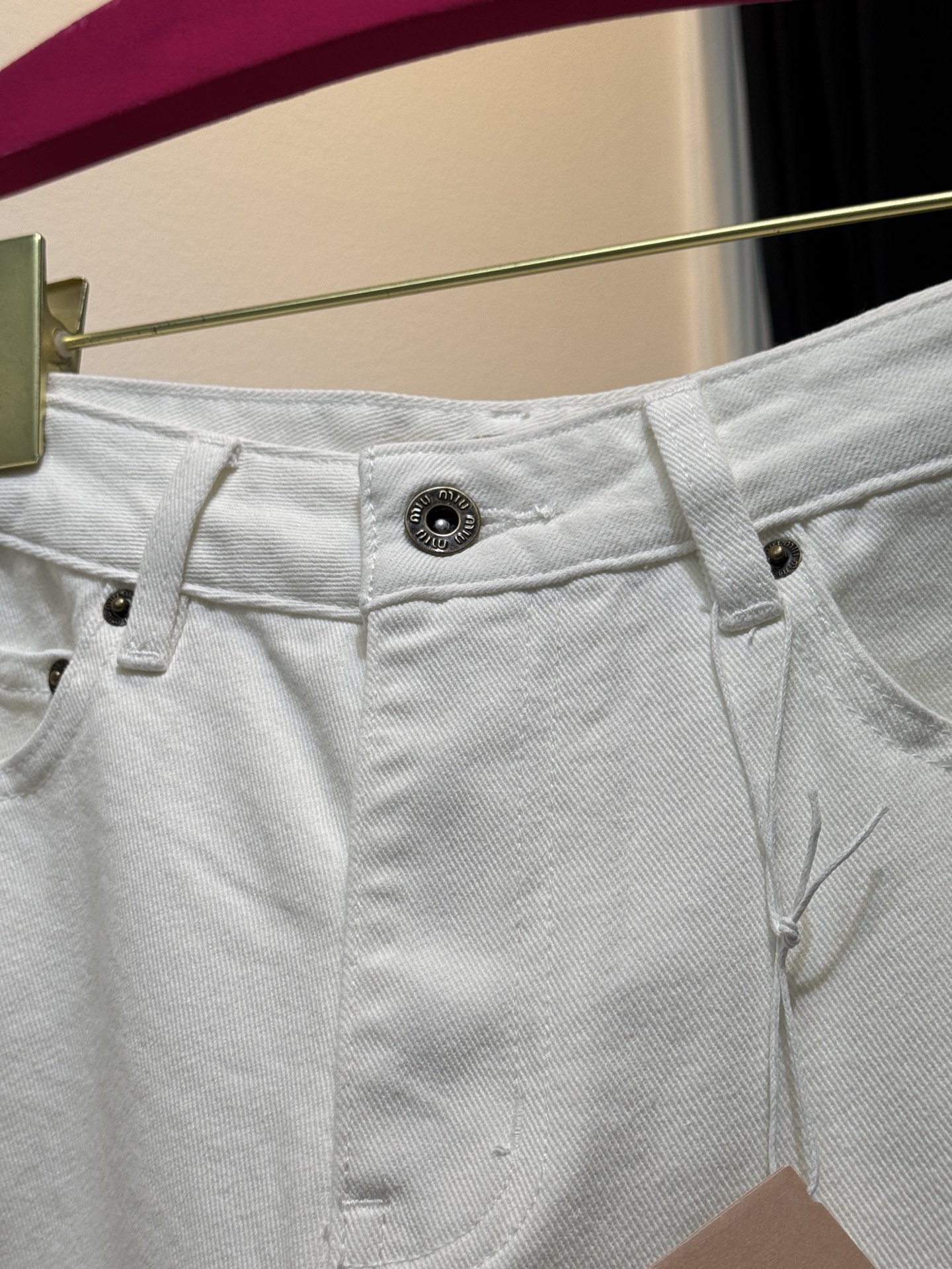 miu新款字母刺绣牛仔五分短裤慵懒范儿十足长期性穿搭主义必入系列，时尚又好穿的牛仔，选用纯棉面料，布面纹