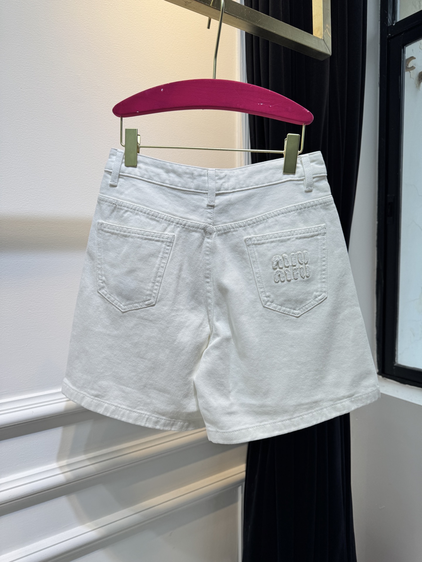 miu新款字母刺绣牛仔五分短裤慵懒范儿十足长期性穿搭主义必入系列，时尚又好穿的牛仔，选用纯棉面料，布面纹