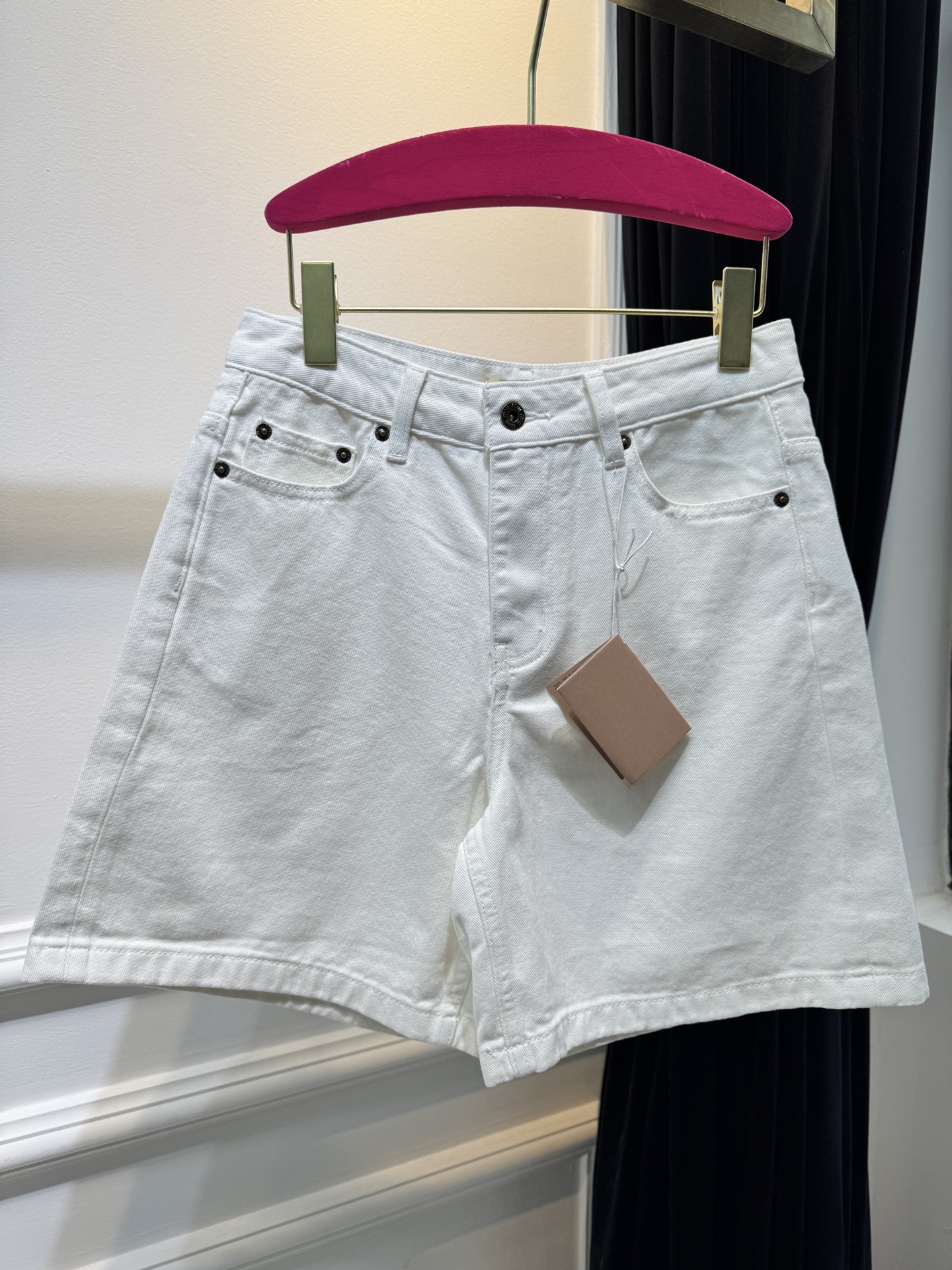 miu新款字母刺绣牛仔五分短裤慵懒范儿十足长期性穿搭主义必入系列，时尚又好穿的牛仔，选用纯棉面料，布面纹