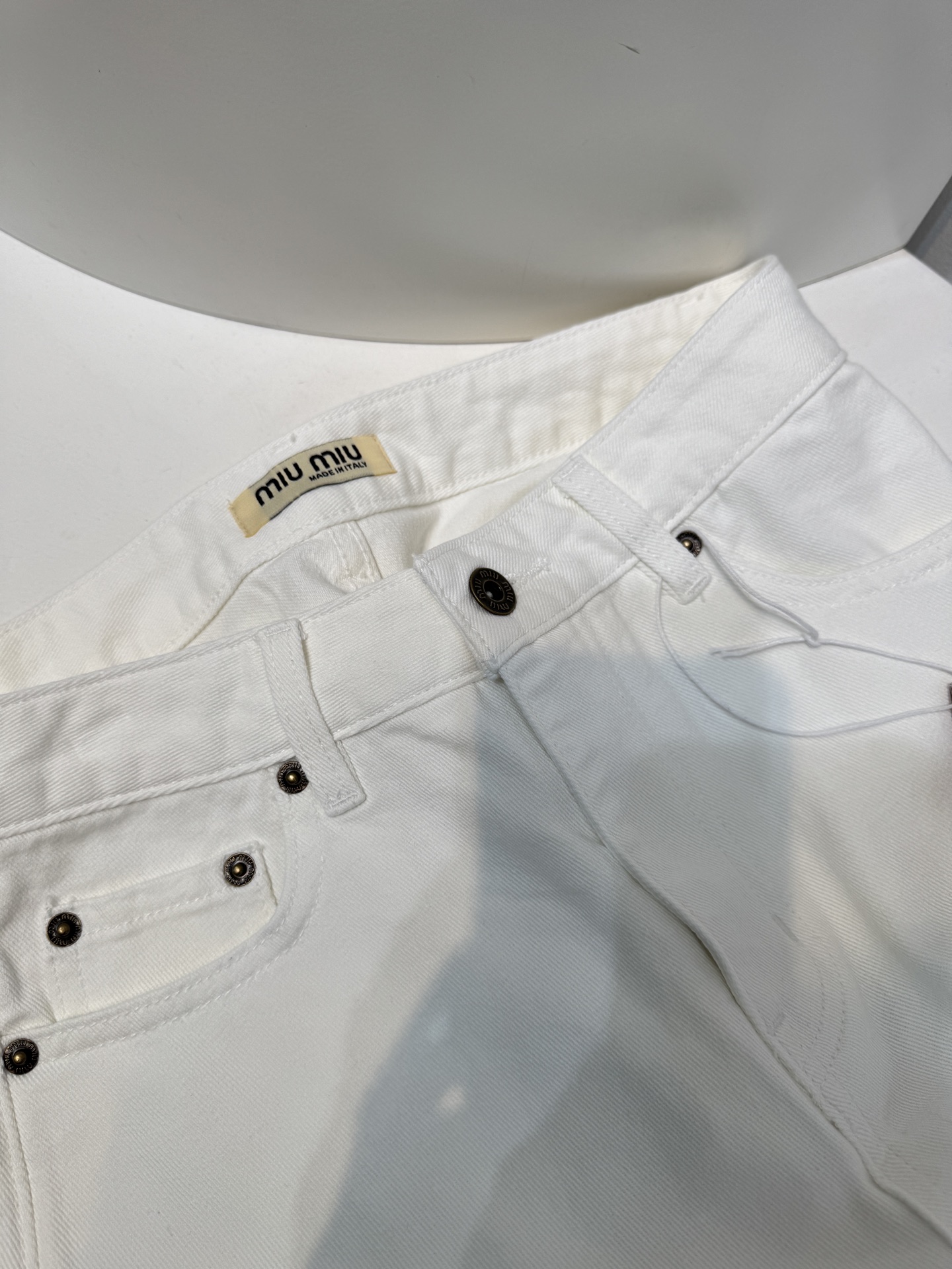 miu新款字母刺绣牛仔五分短裤慵懒范儿十足长期性穿搭主义必入系列，时尚又好穿的牛仔，选用纯棉面料，布面纹