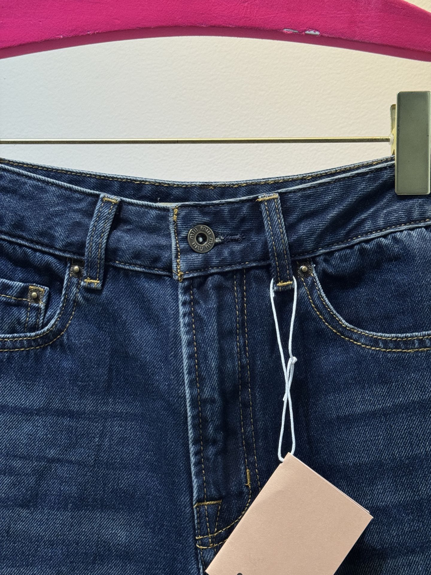 miu新款字母刺绣牛仔五分短裤慵懒范儿十足长期性穿搭主义必入系列，时尚又好穿的牛仔，选用纯棉面料，布面纹