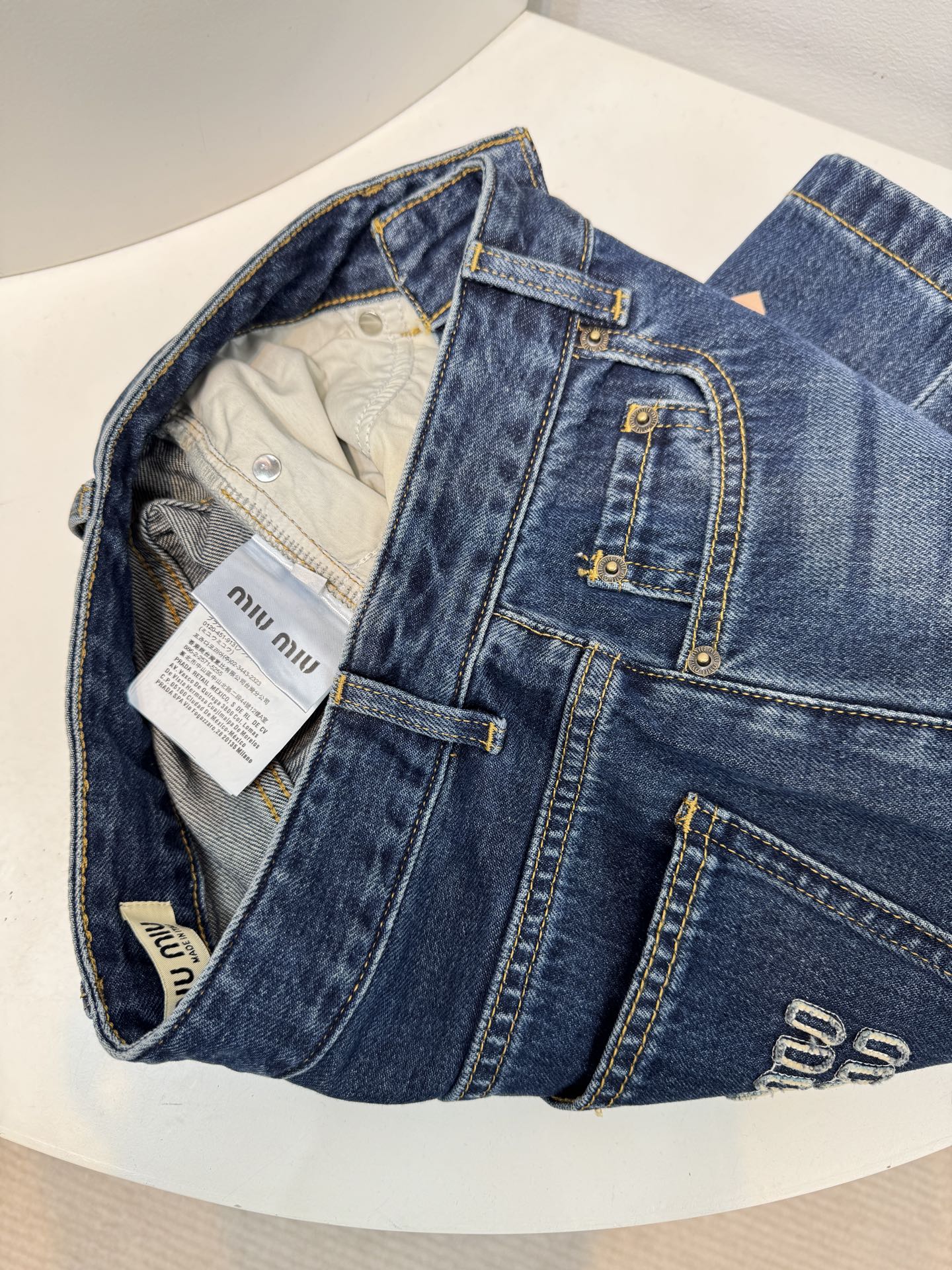 miu新款字母刺绣牛仔五分短裤慵懒范儿十足长期性穿搭主义必入系列，时尚又好穿的牛仔，选用纯棉面料，布面纹