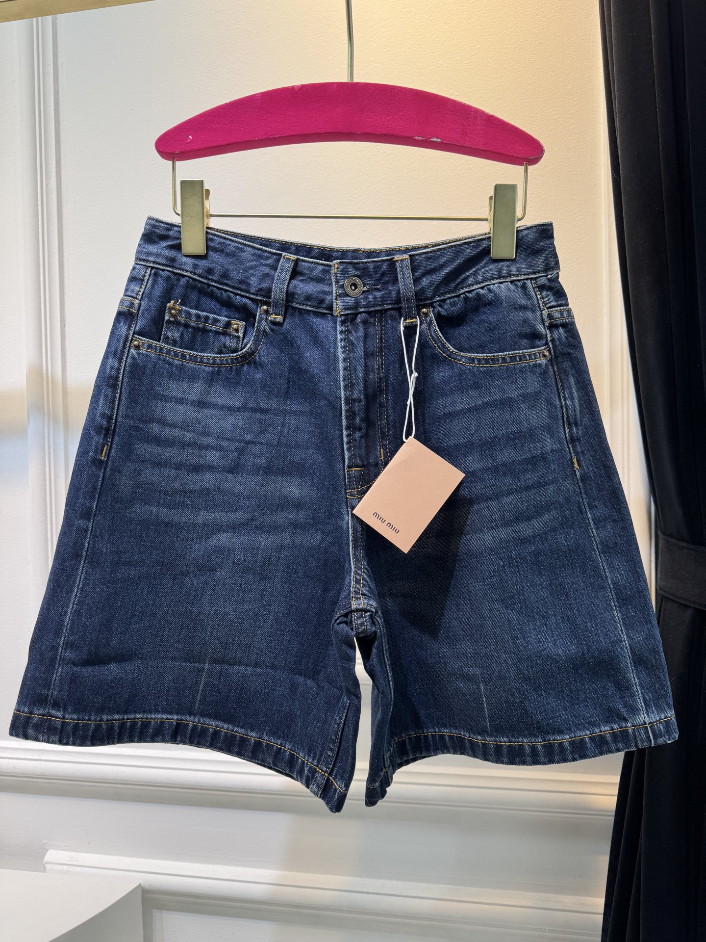 miu新款字母刺绣牛仔五分短裤慵懒范儿十足长期性穿搭主义必入系列，时尚又好穿的牛仔，选用纯棉面料，布面纹