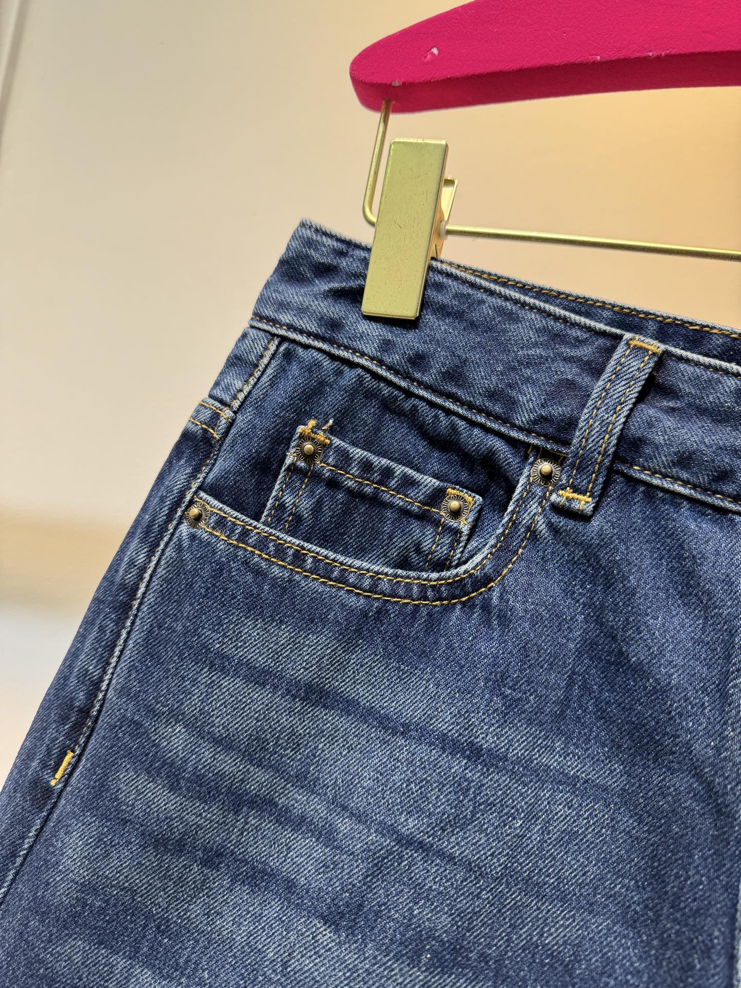 miu新款字母刺绣牛仔五分短裤慵懒范儿十足长期性穿搭主义必入系列，时尚又好穿的牛仔，选用纯棉面料，布面纹