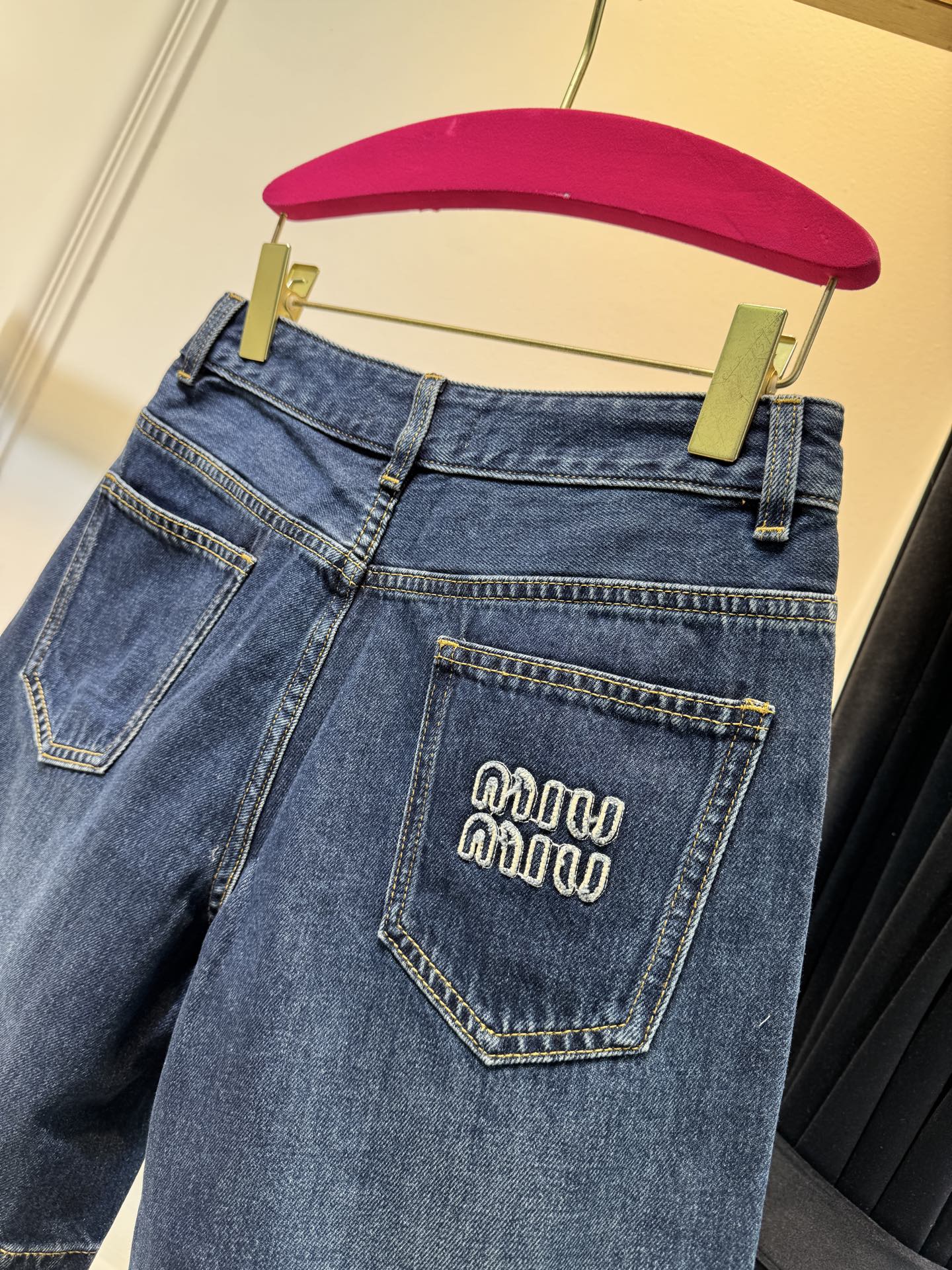 miu新款字母刺绣牛仔五分短裤慵懒范儿十足长期性穿搭主义必入系列，时尚又好穿的牛仔，选用纯棉面料，布面纹