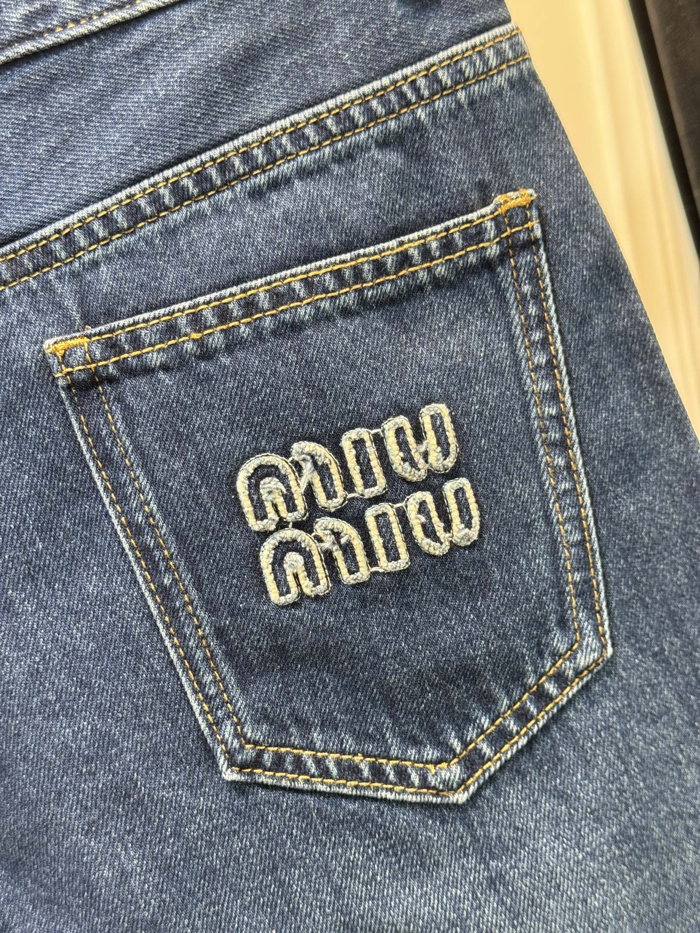 miu新款字母刺绣牛仔五分短裤慵懒范儿十足长期性穿搭主义必入系列，时尚又好穿的牛仔，选用纯棉面料，布面纹