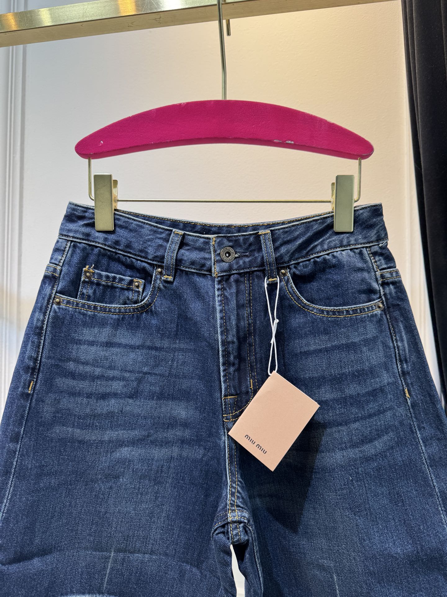 miu新款字母刺绣牛仔五分短裤慵懒范儿十足长期性穿搭主义必入系列，时尚又好穿的牛仔，选用纯棉面料，布面纹