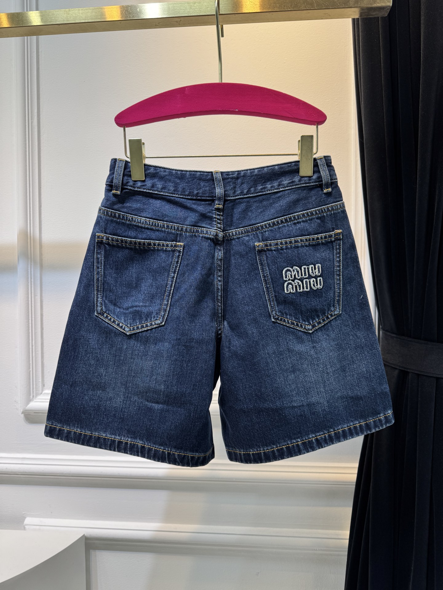 miu新款字母刺绣牛仔五分短裤慵懒范儿十足长期性穿搭主义必入系列，时尚又好穿的牛仔，选用纯棉面料，布面纹