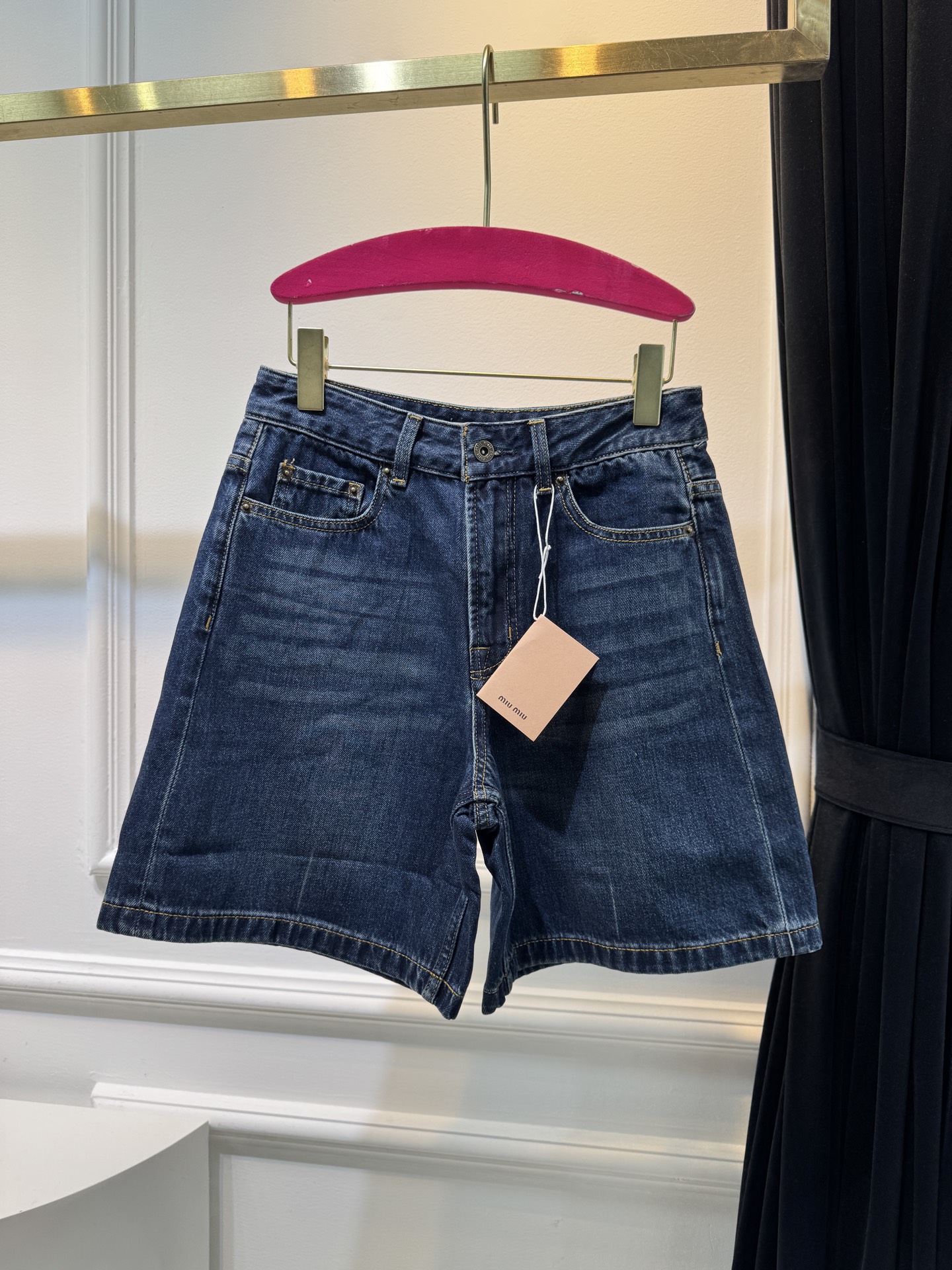 miu新款字母刺绣牛仔五分短裤慵懒范儿十足长期性穿搭主义必入系列，时尚又好穿的牛仔，选用纯棉面料，布面纹