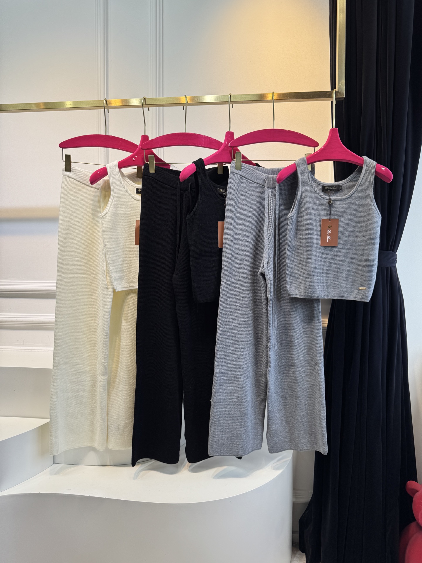 独家首发 lP针织套装，慵懒风休闲时尚的一款 整体给人感觉特别的简约大气 一套搭配起来给你人一种温柔美丽