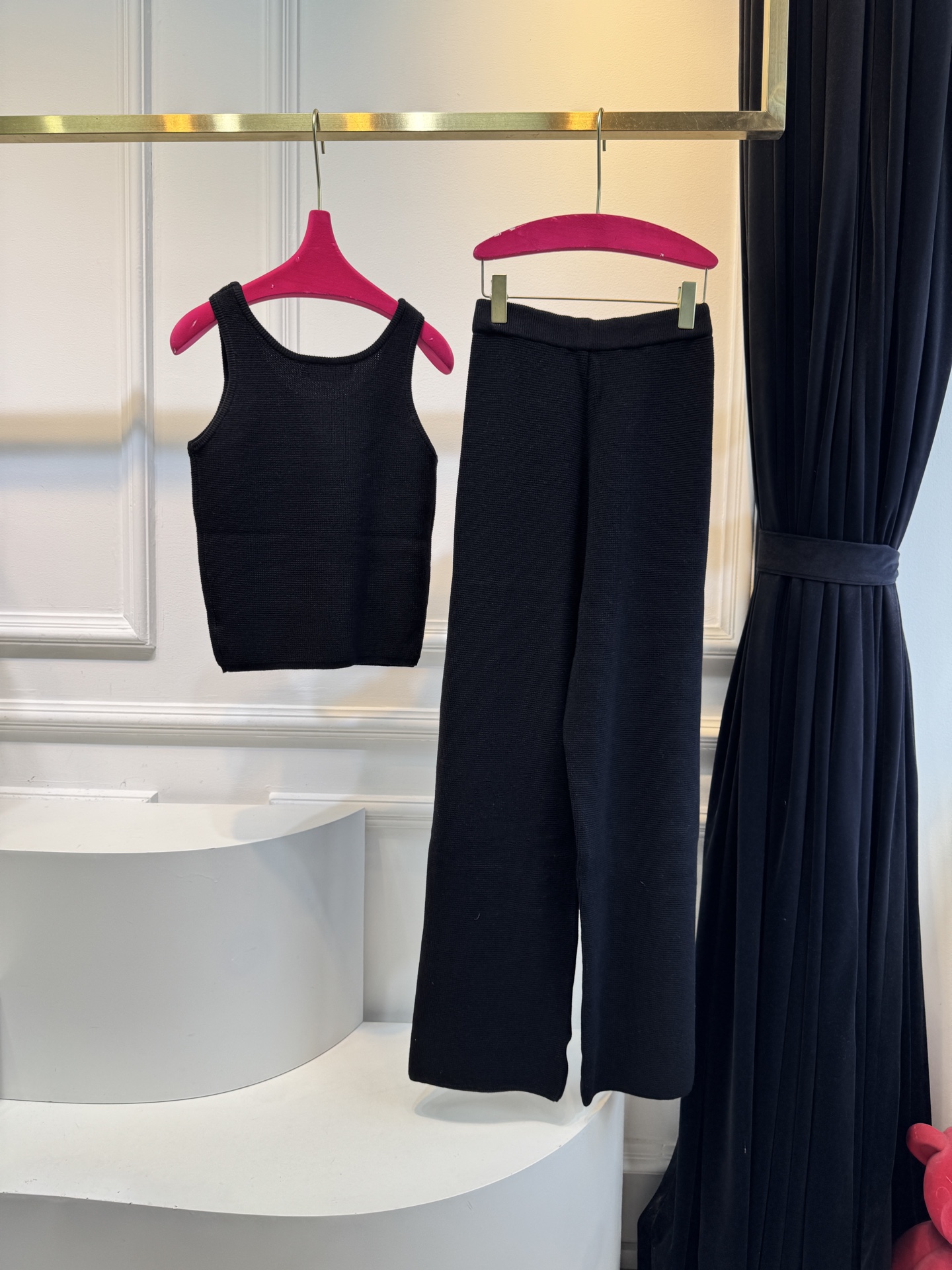 独家首发 lP针织套装，慵懒风休闲时尚的一款 整体给人感觉特别的简约大气 一套搭配起来给你人一种温柔美丽