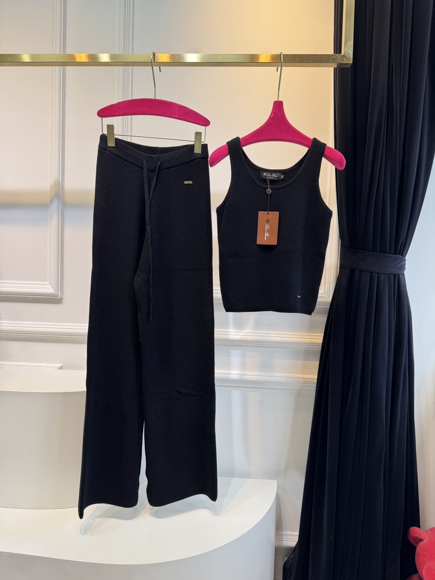 独家首发 lP针织套装，慵懒风休闲时尚的一款 整体给人感觉特别的简约大气 一套搭配起来给你人一种温柔美丽