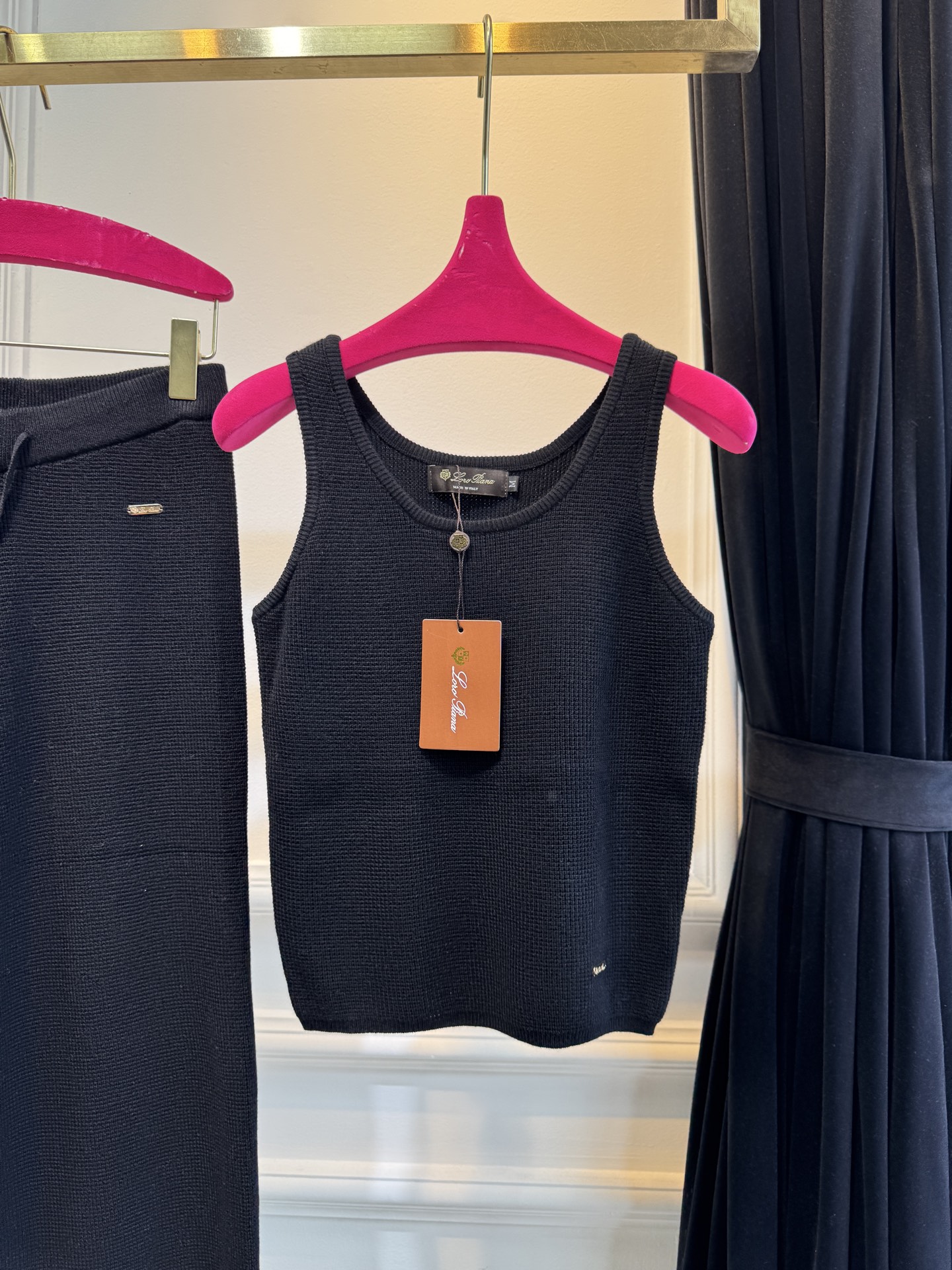 独家首发 lP针织套装，慵懒风休闲时尚的一款 整体给人感觉特别的简约大气 一套搭配起来给你人一种温柔美丽