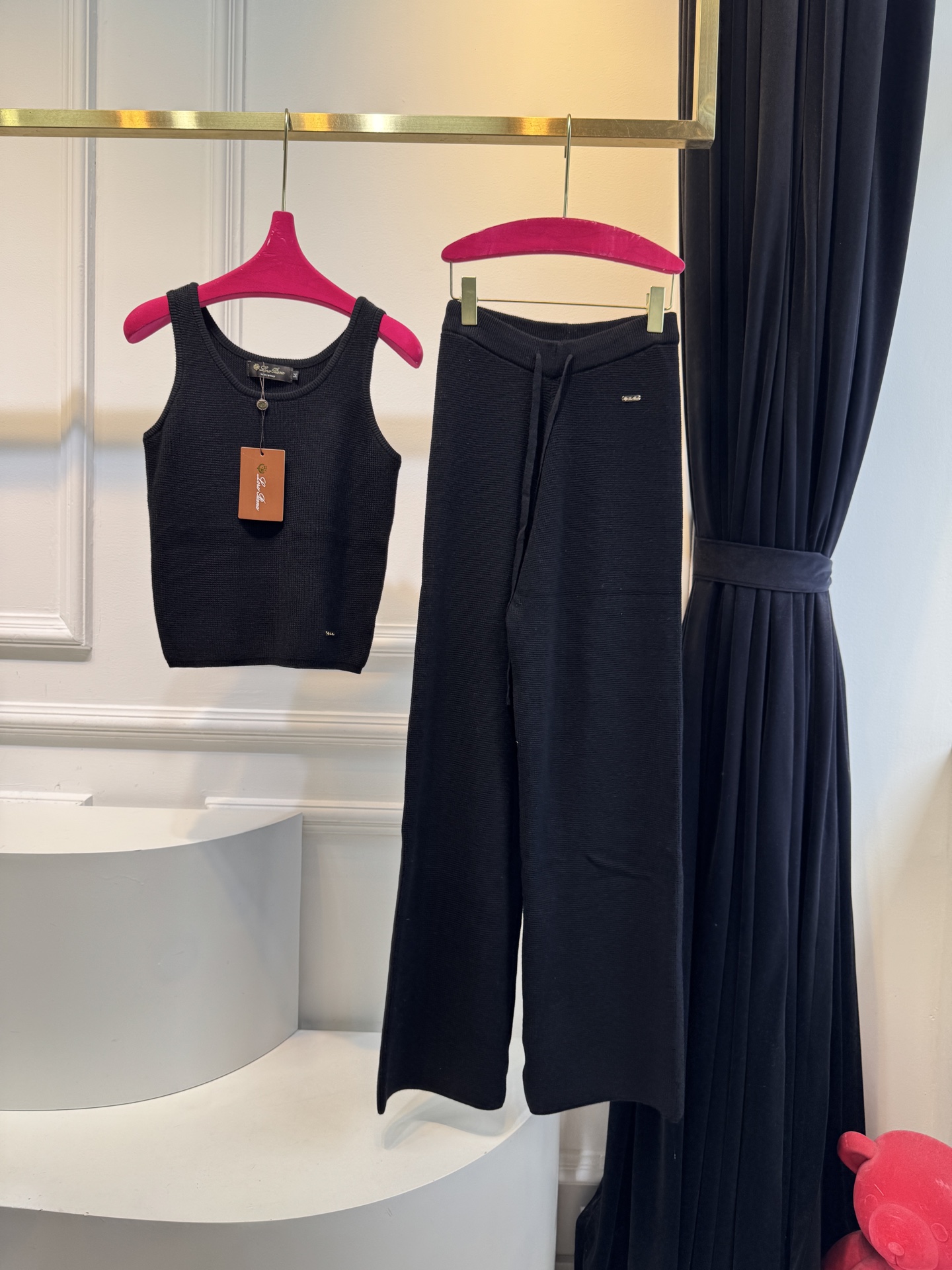 独家首发 lP针织套装，慵懒风休闲时尚的一款 整体给人感觉特别的简约大气 一套搭配起来给你人一种温柔美丽