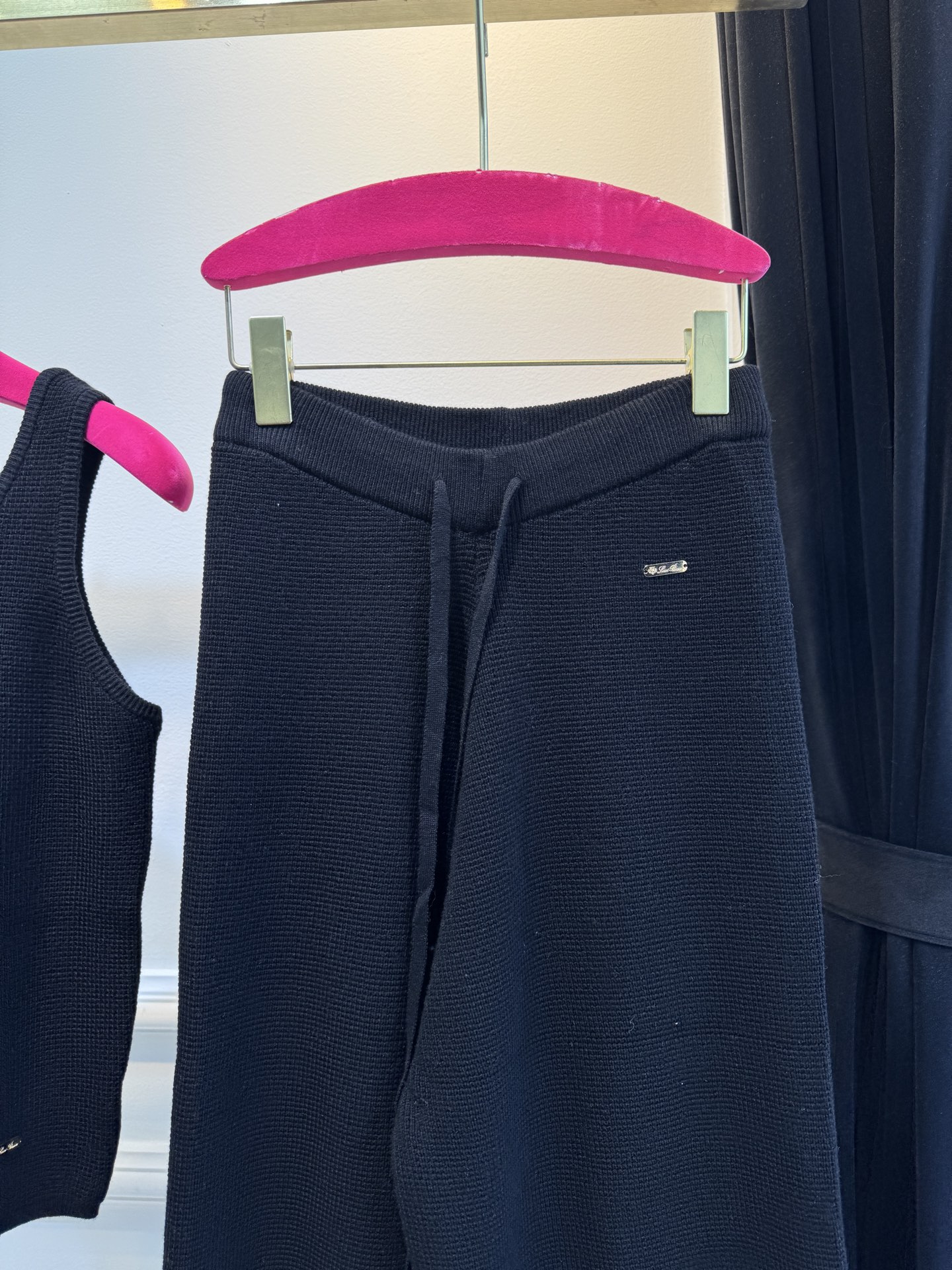 独家首发 lP针织套装，慵懒风休闲时尚的一款 整体给人感觉特别的简约大气 一套搭配起来给你人一种温柔美丽