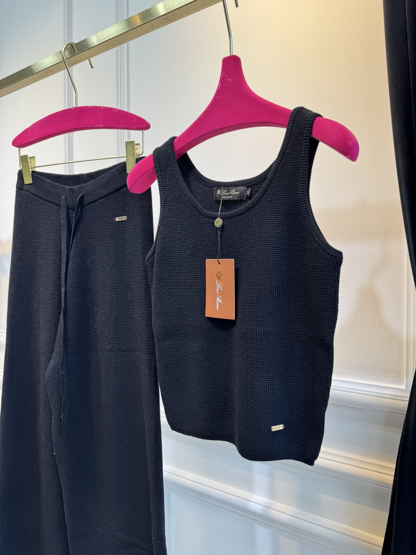 独家首发 lP针织套装，慵懒风休闲时尚的一款 整体给人感觉特别的简约大气 一套搭配起来给你人一种温柔美丽