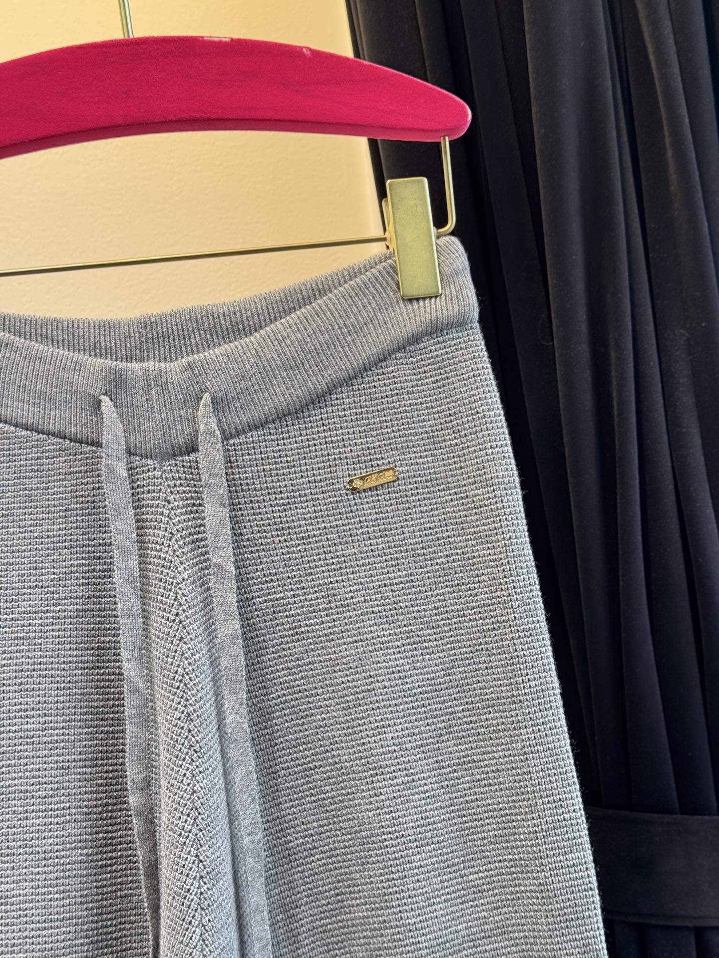 独家首发 lP针织套装，慵懒风休闲时尚的一款 整体给人感觉特别的简约大气 一套搭配起来给你人一种温柔美丽