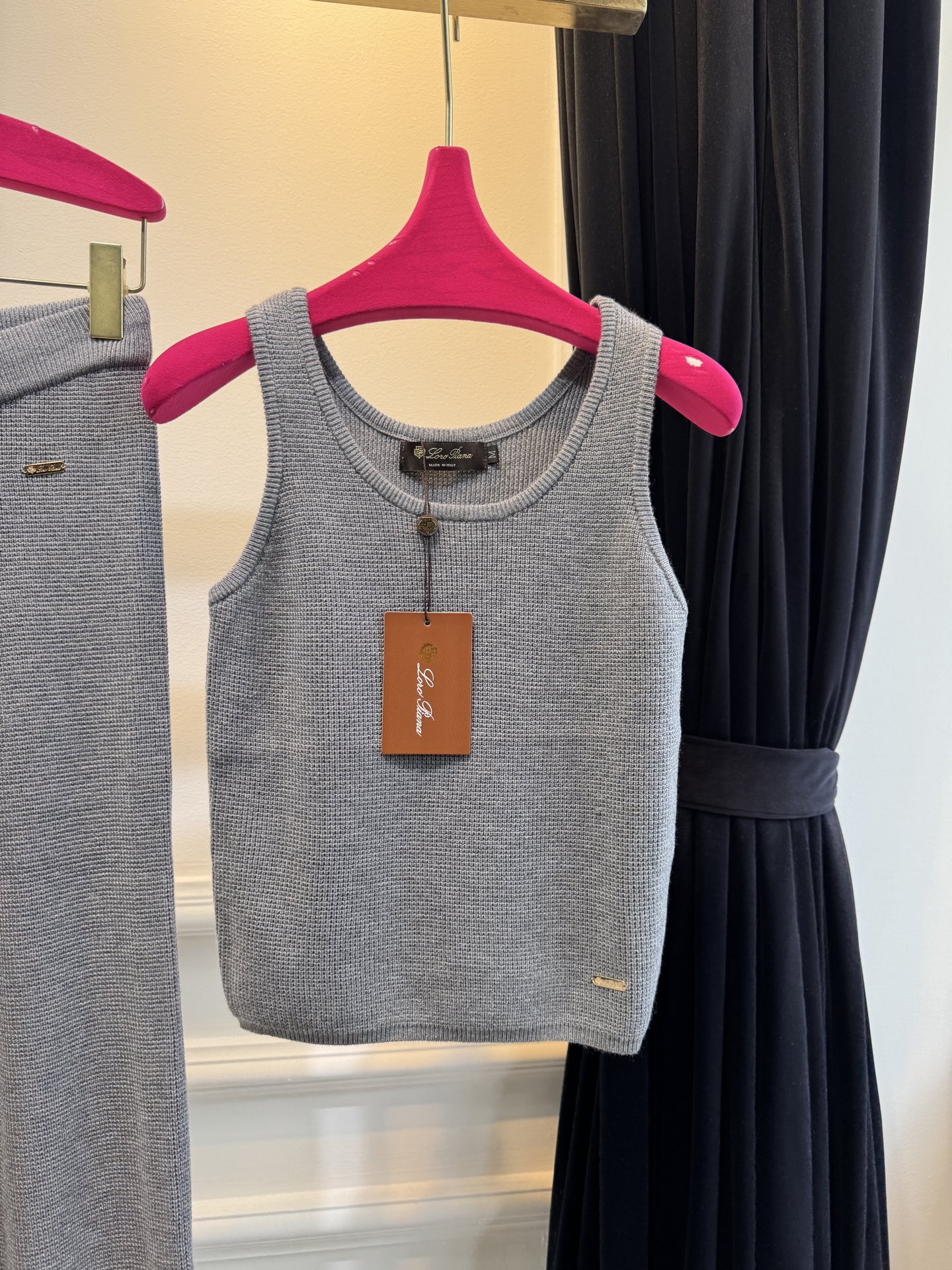 独家首发 lP针织套装，慵懒风休闲时尚的一款 整体给人感觉特别的简约大气 一套搭配起来给你人一种温柔美丽