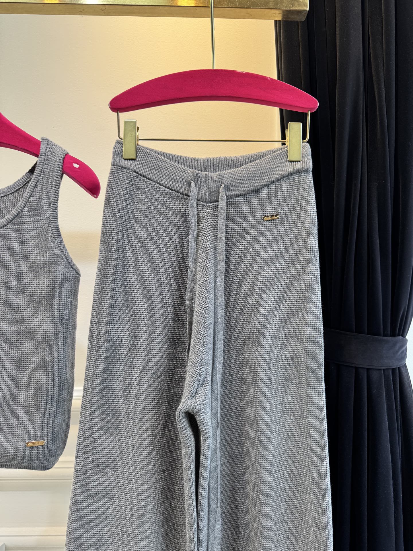 独家首发 lP针织套装，慵懒风休闲时尚的一款 整体给人感觉特别的简约大气 一套搭配起来给你人一种温柔美丽