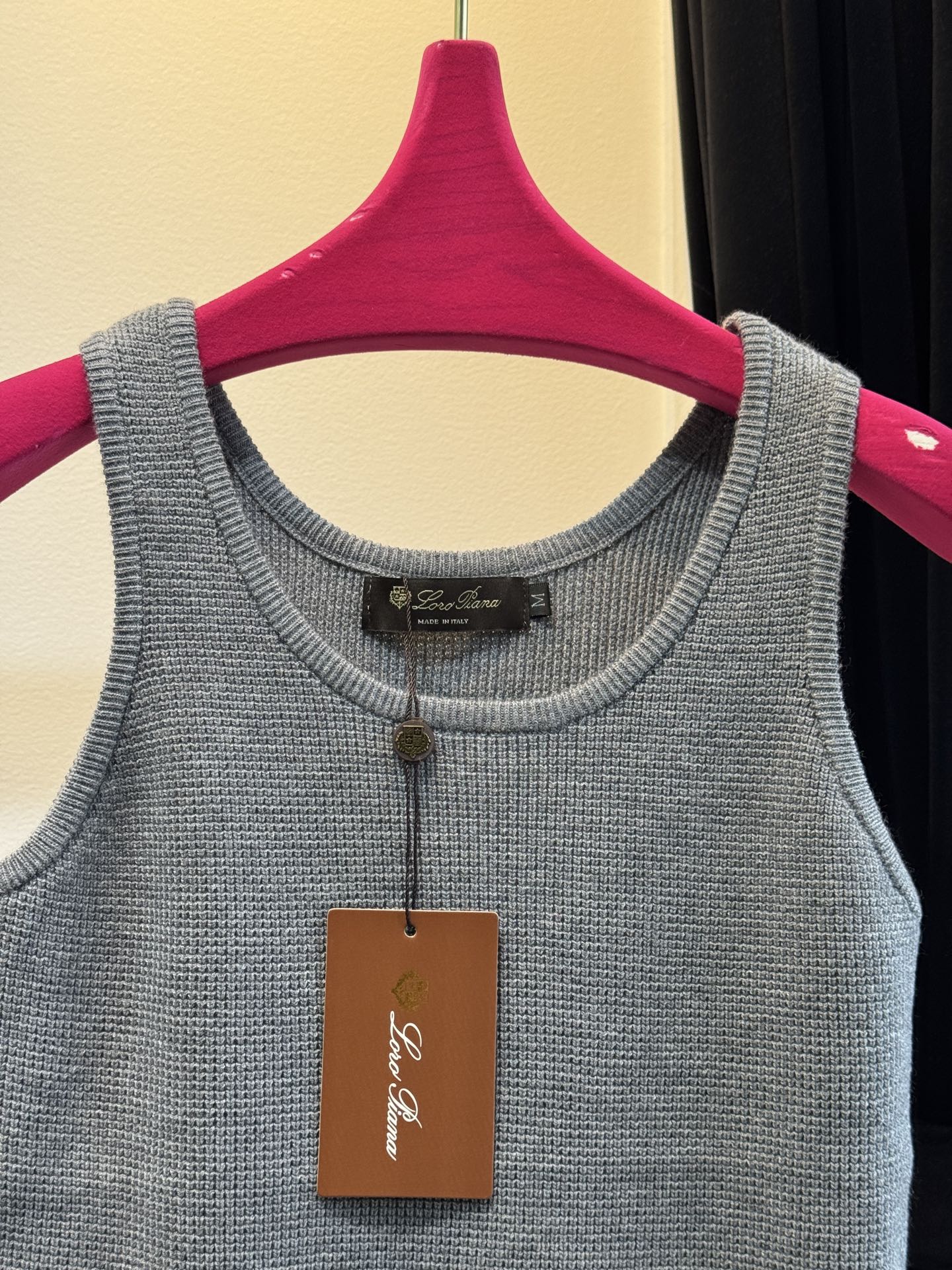 独家首发 lP针织套装，慵懒风休闲时尚的一款 整体给人感觉特别的简约大气 一套搭配起来给你人一种温柔美丽