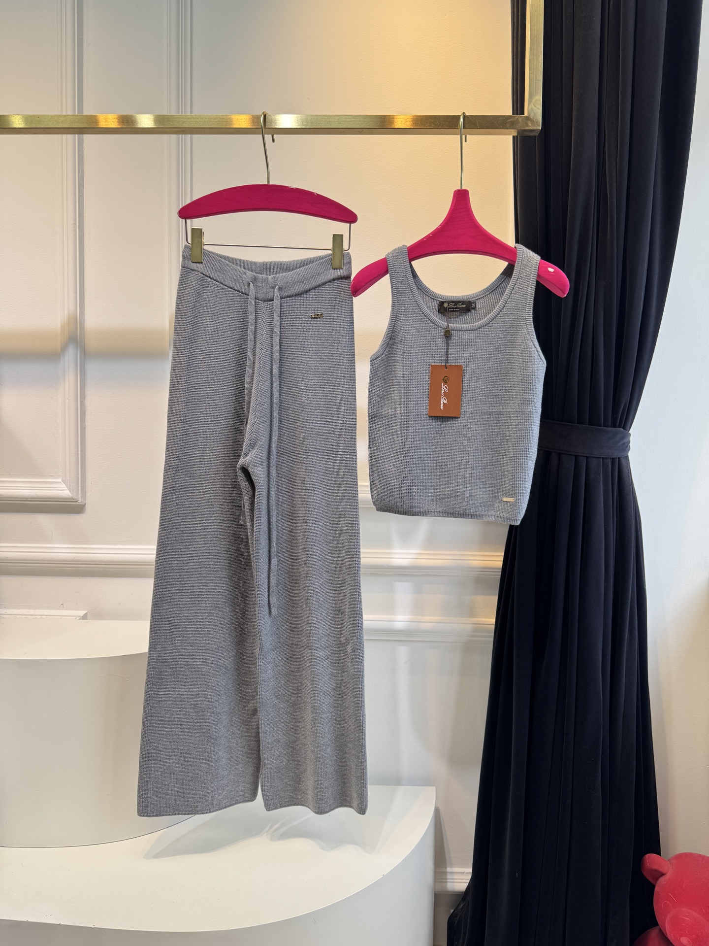 独家首发 lP针织套装，慵懒风休闲时尚的一款 整体给人感觉特别的简约大气 一套搭配起来给你人一种温柔美丽